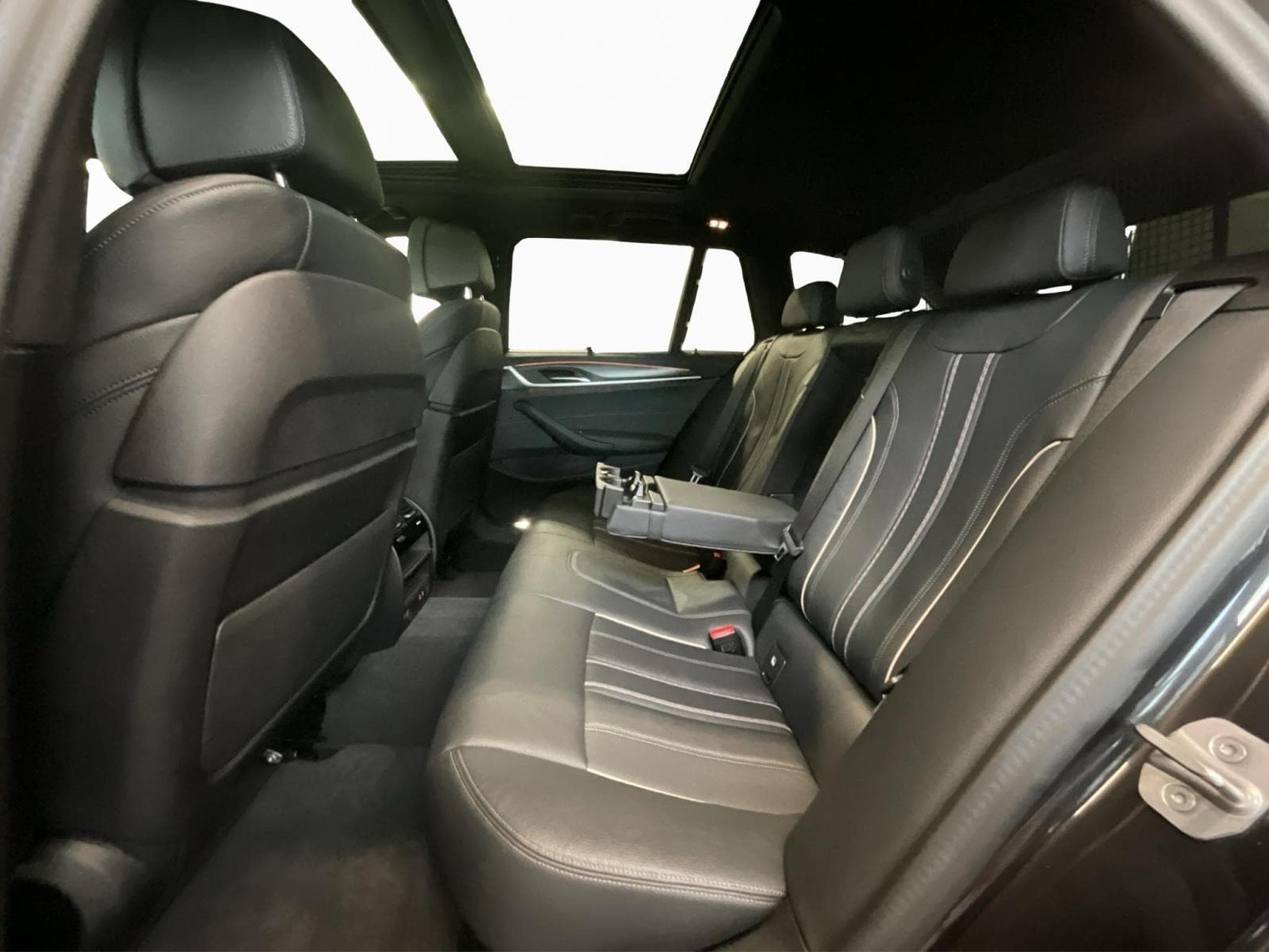 BMW 520 Xdrive+M-Sport+AT+BlackStyle+Panorama (2024) - Photo 16
