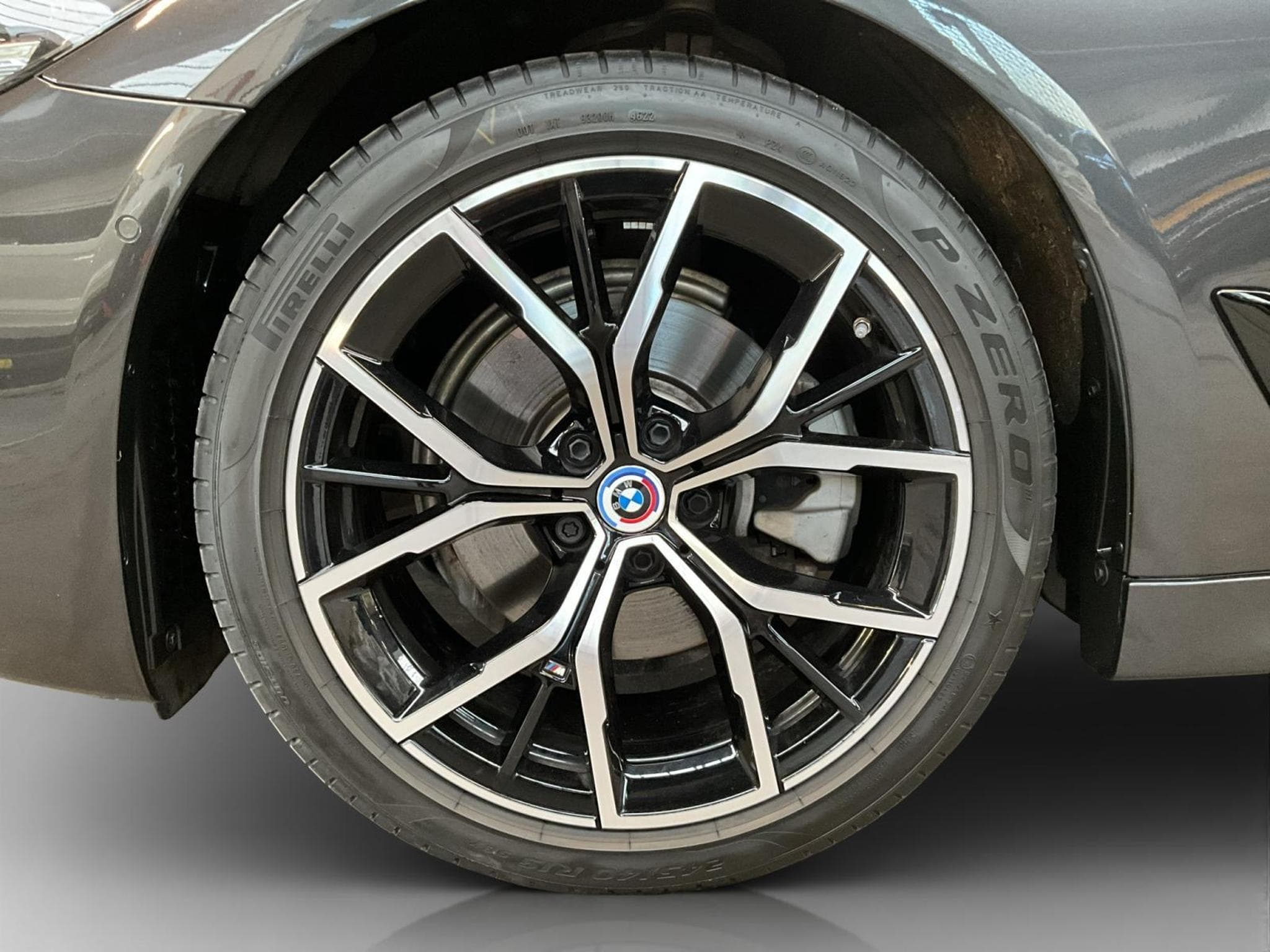BMW 520 Xdrive+M-Sport+AT+BlackStyle+Panorama (2024) - Photo 8