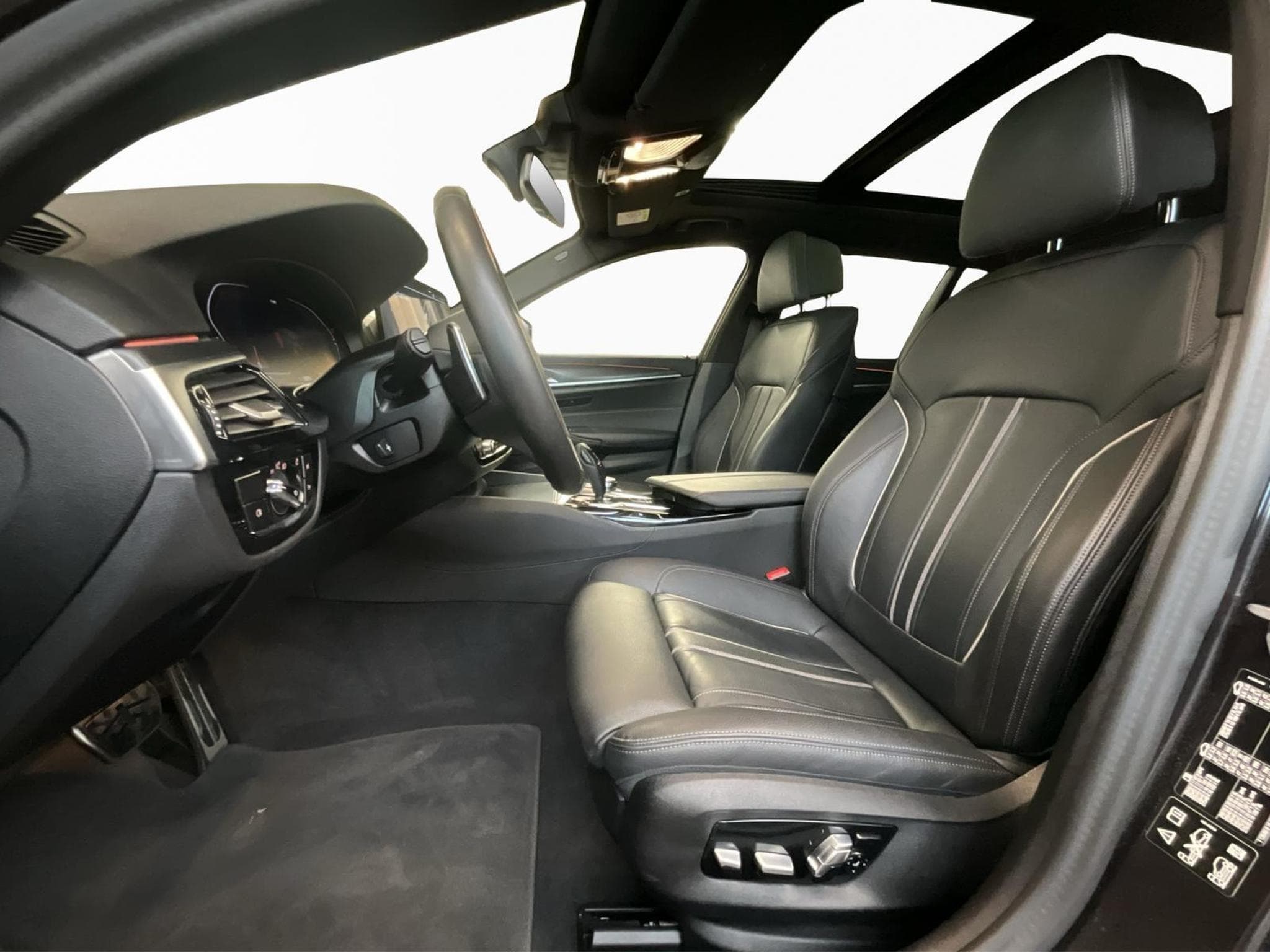 BMW 520 Xdrive+M-Sport+AT+BlackStyle+Panorama (2024) - Photo 9