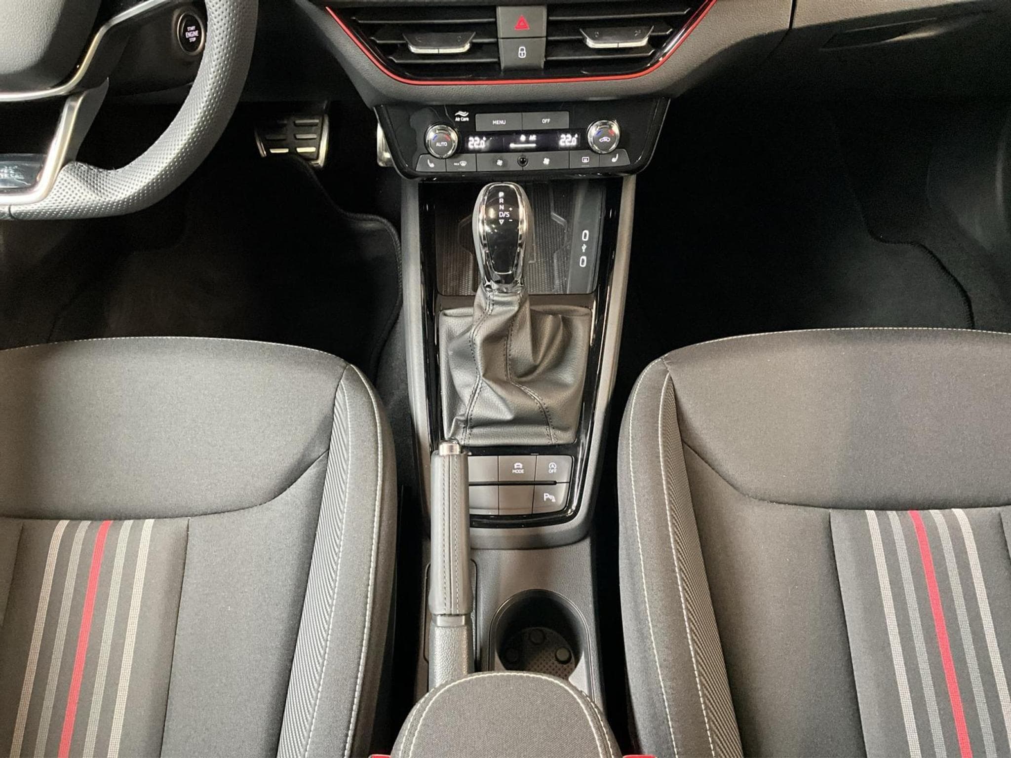 Skoda Kamiq Monte-Carlo+DSG+Park&Go+Pano+P.Ass-Drive+ (2025) - Photo 12