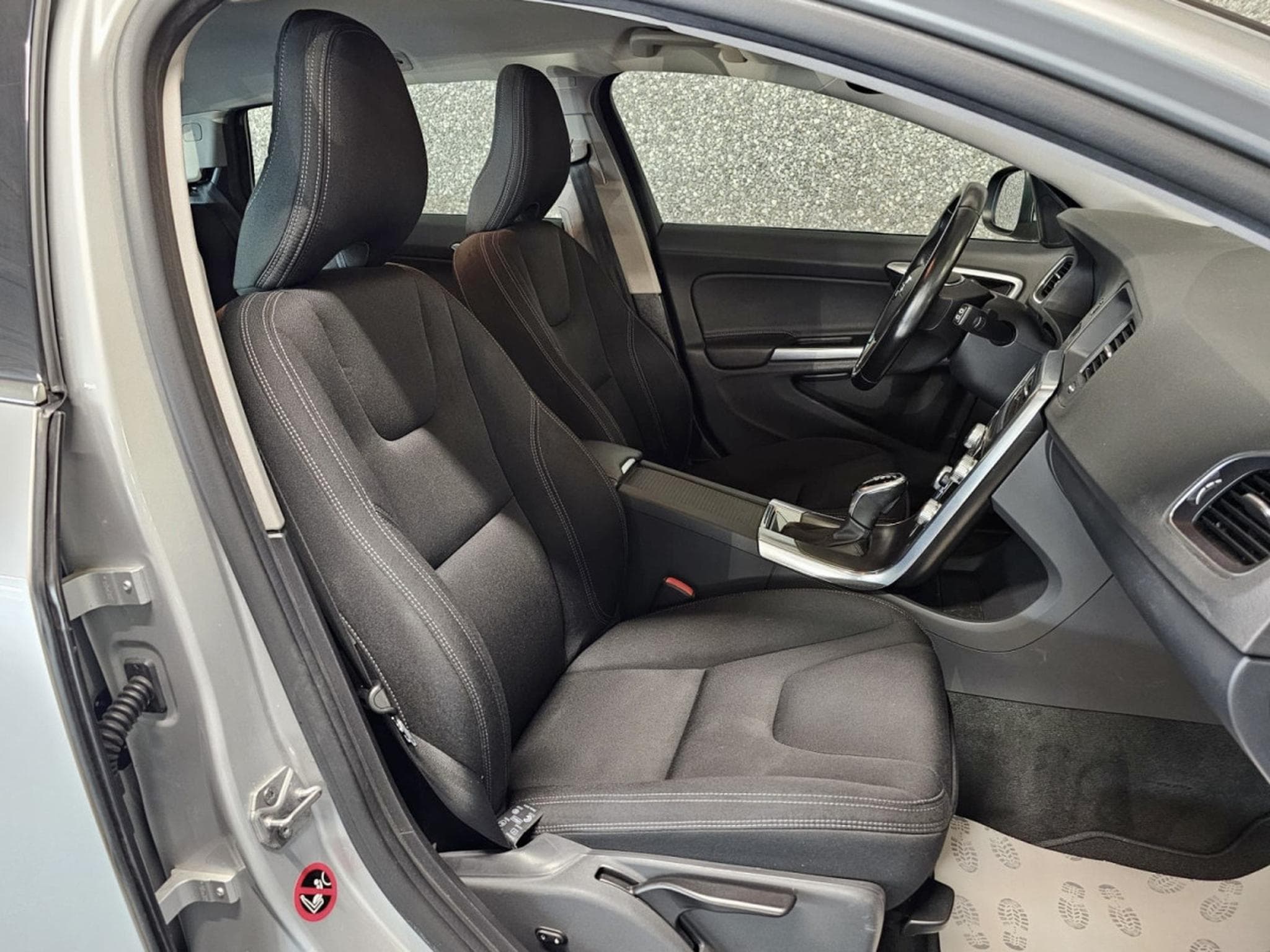 Volvo V60 T3 AUTO NAVI (2015) - Photo 4