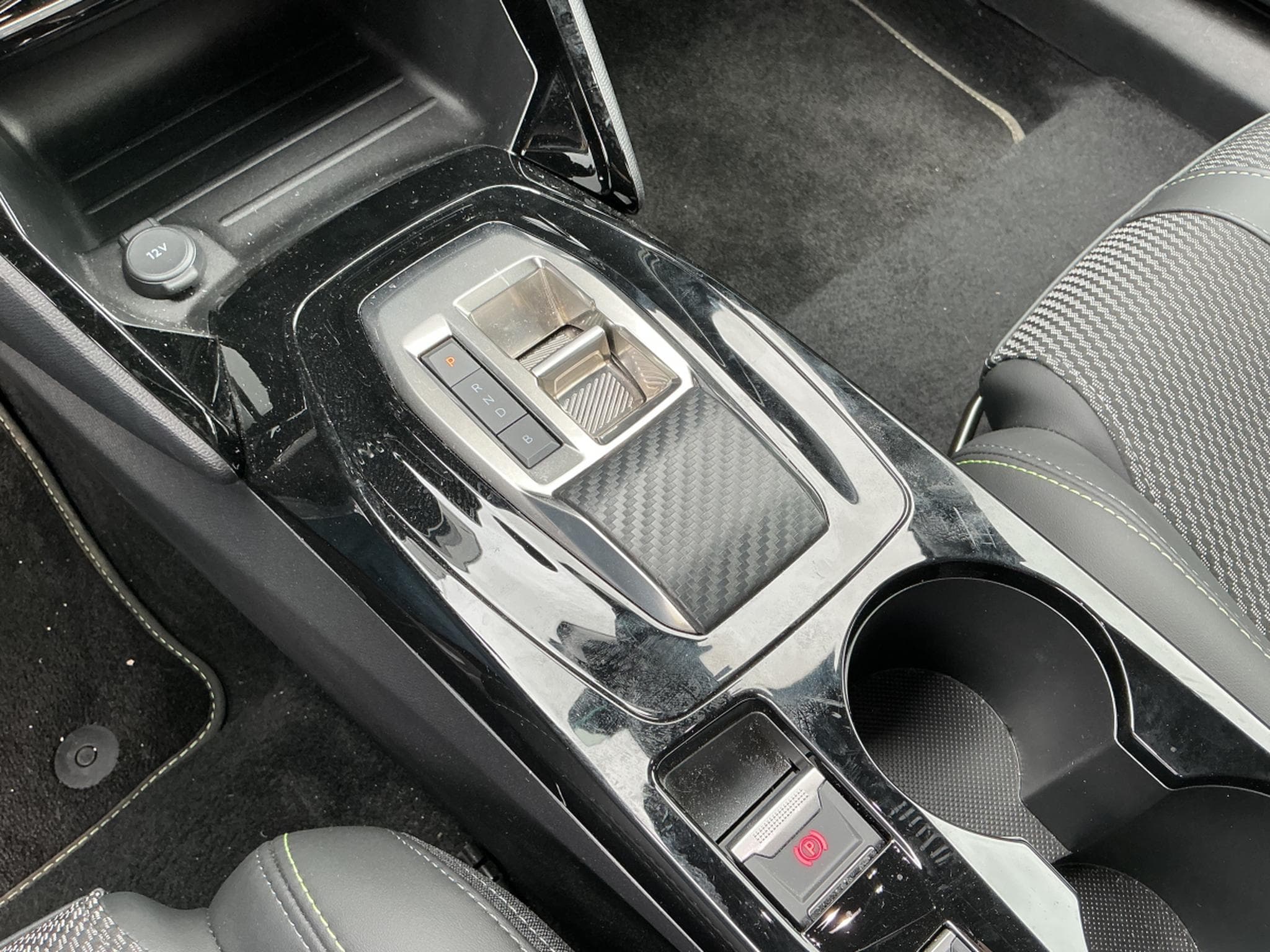 Peugeot E-2008 GT (2025) - Photo 12