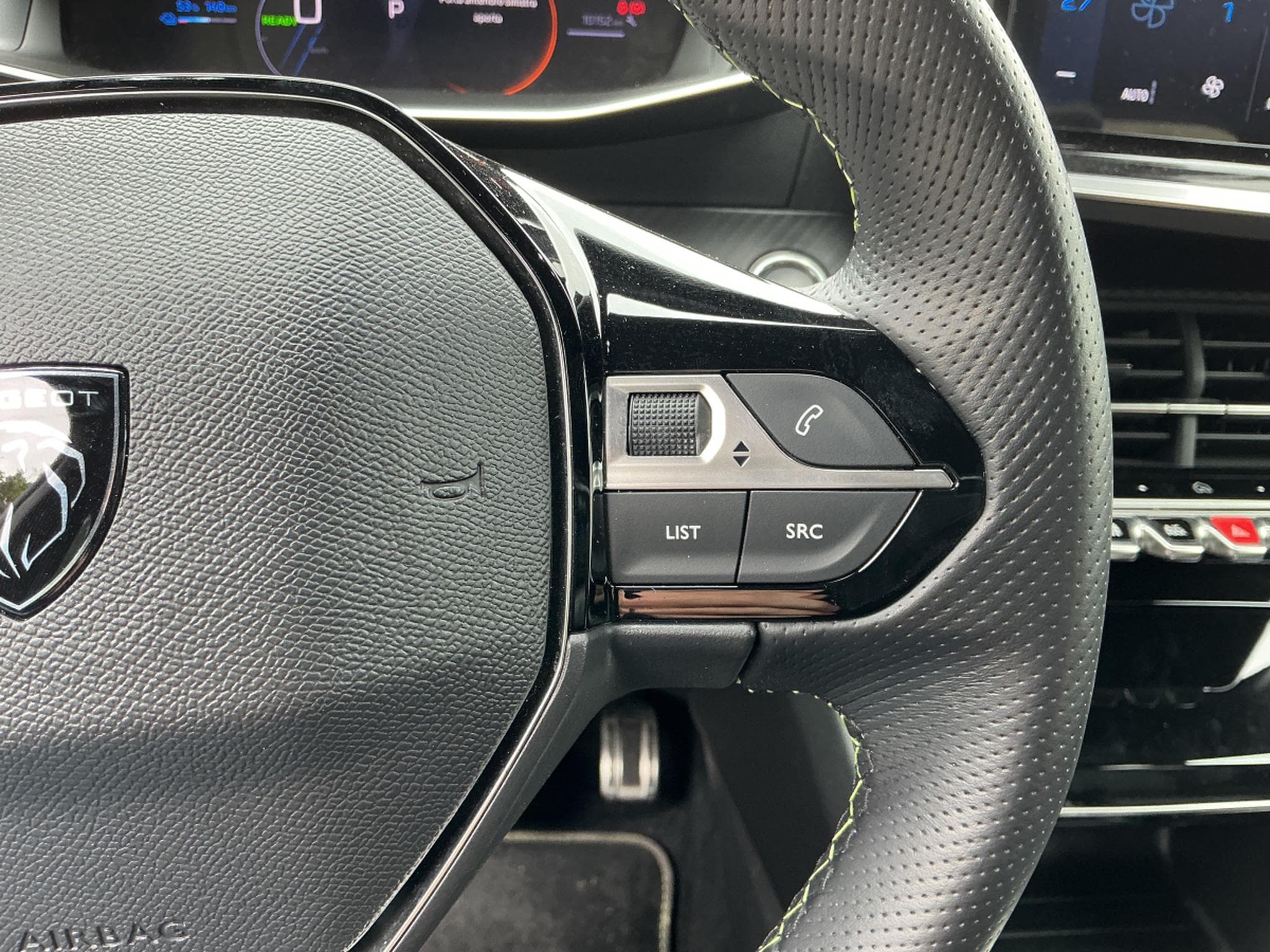 Peugeot E-2008 GT (2025) - Photo 13