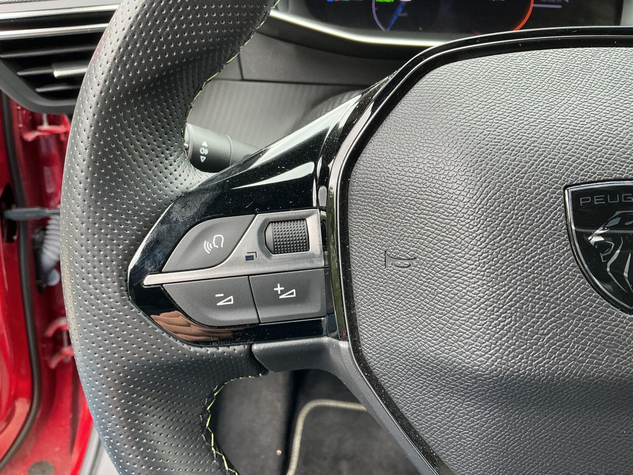 Peugeot E-2008 GT (2025) - Photo 14