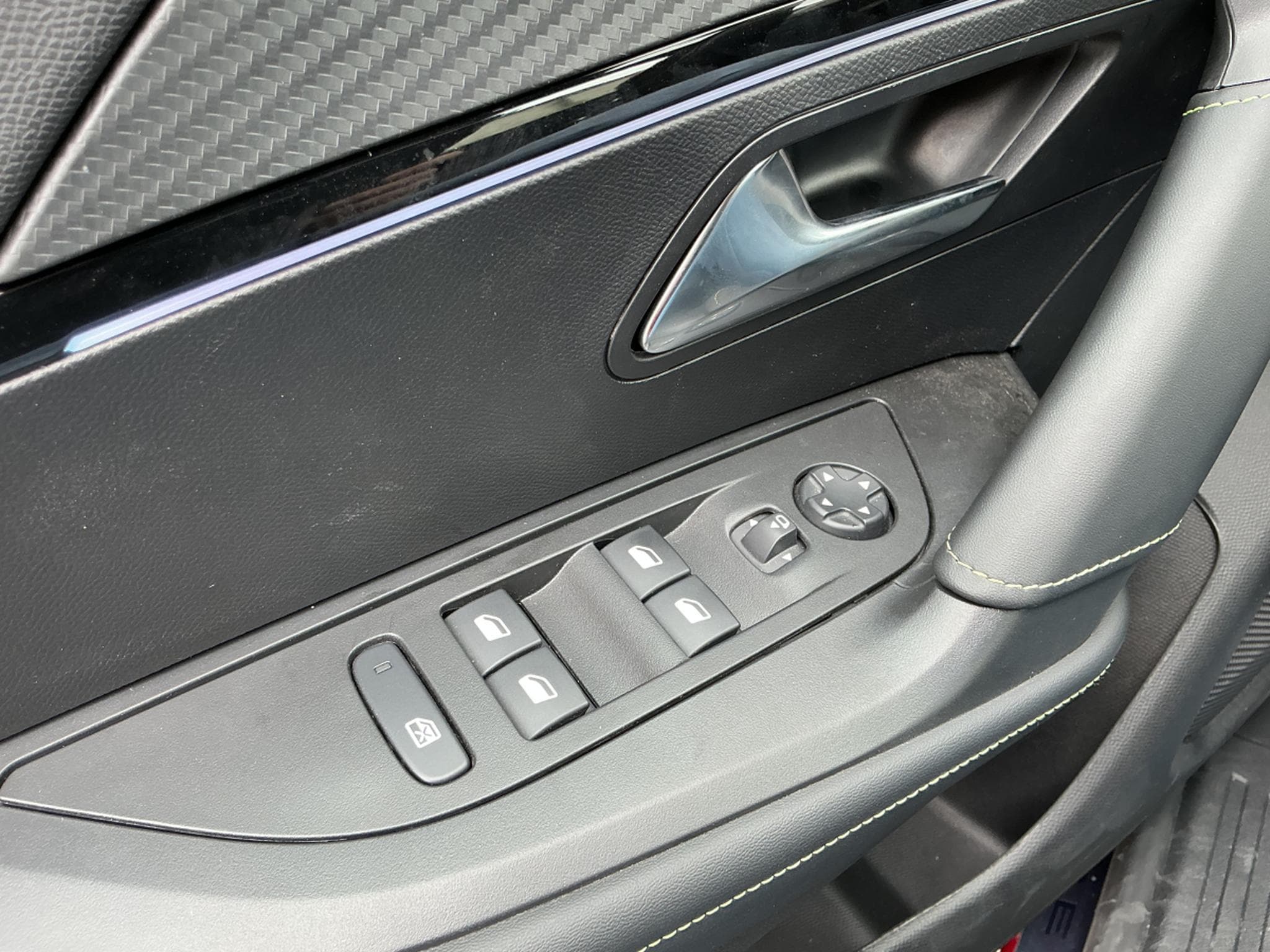 Peugeot E-2008 GT (2025) - Photo 15