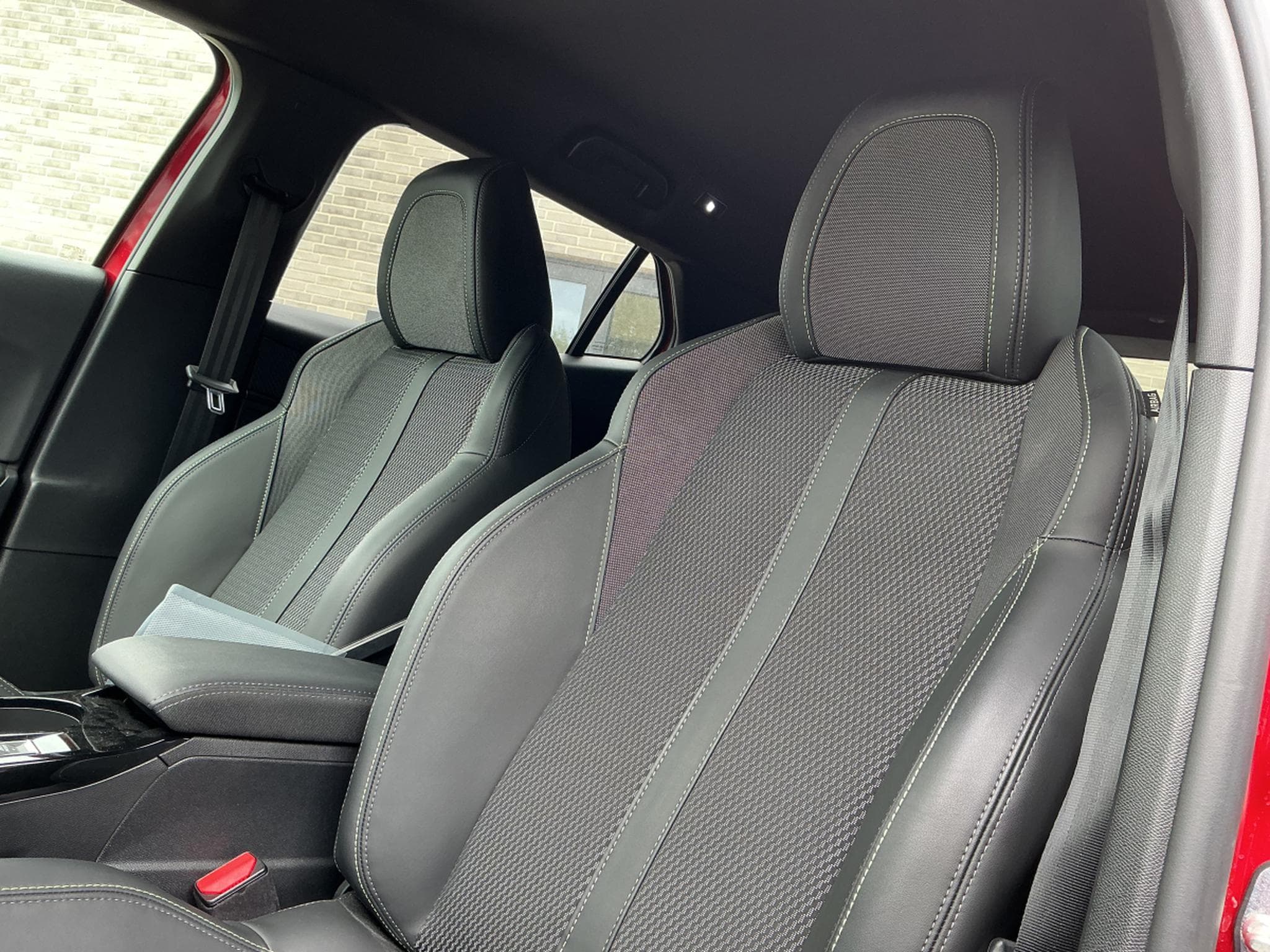 Peugeot E-2008 GT (2025) - Photo 16