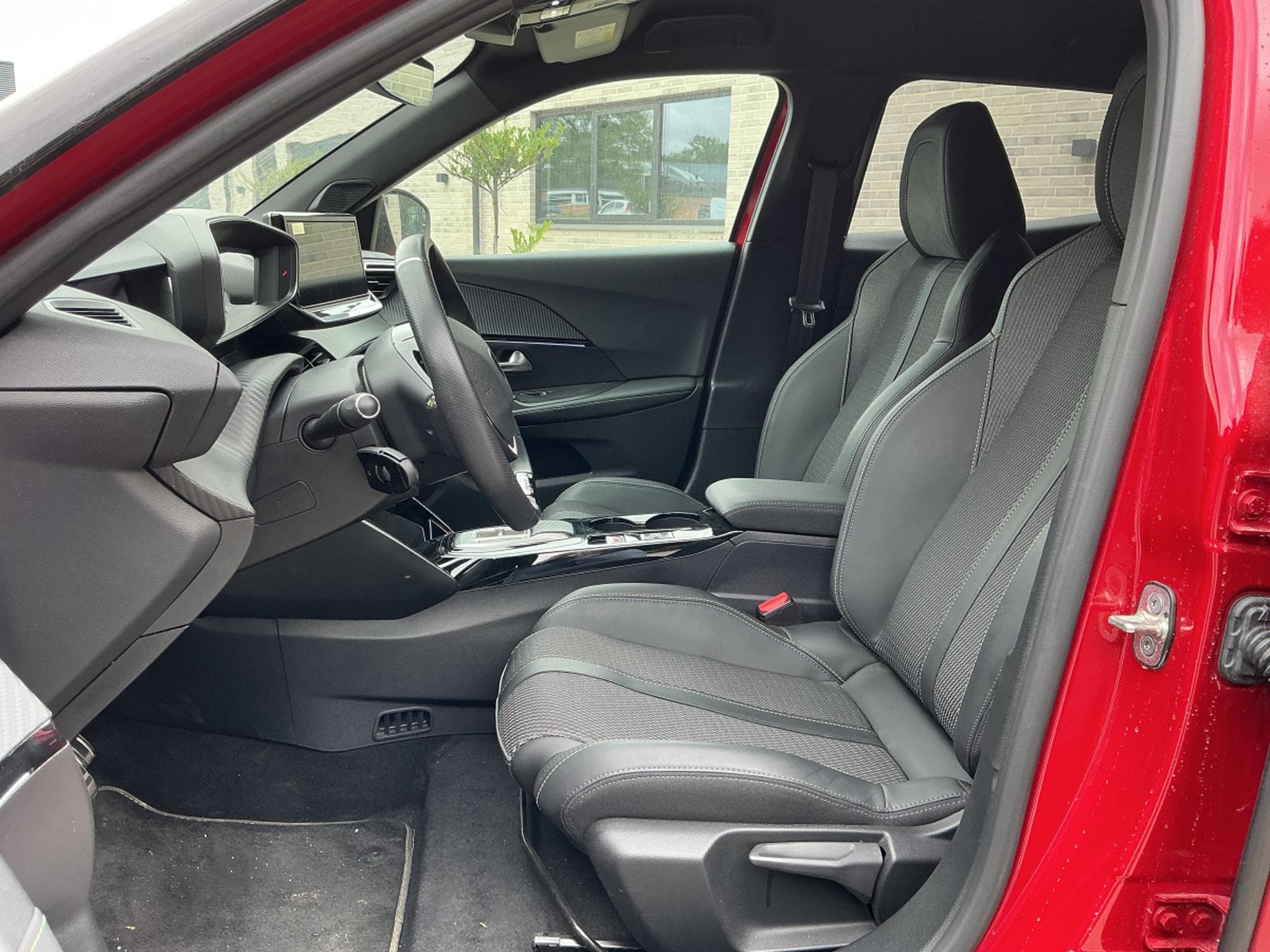 Peugeot E-2008 GT (2025) - Photo 5