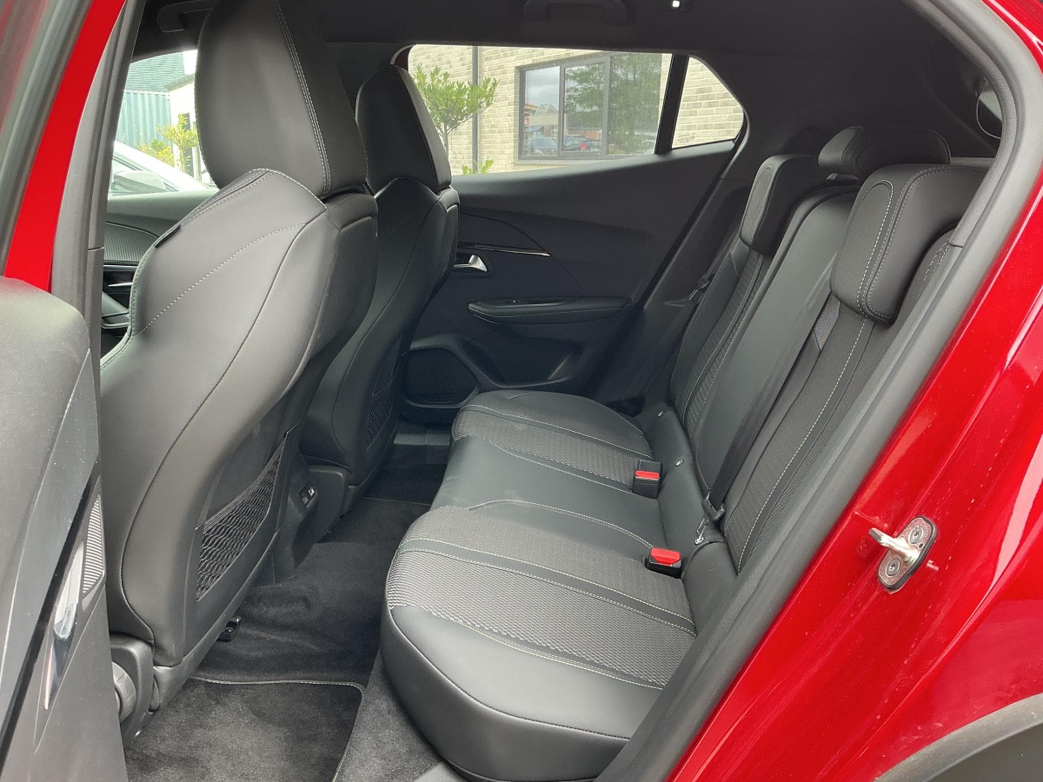 Peugeot E-2008 GT (2025) - Photo 6