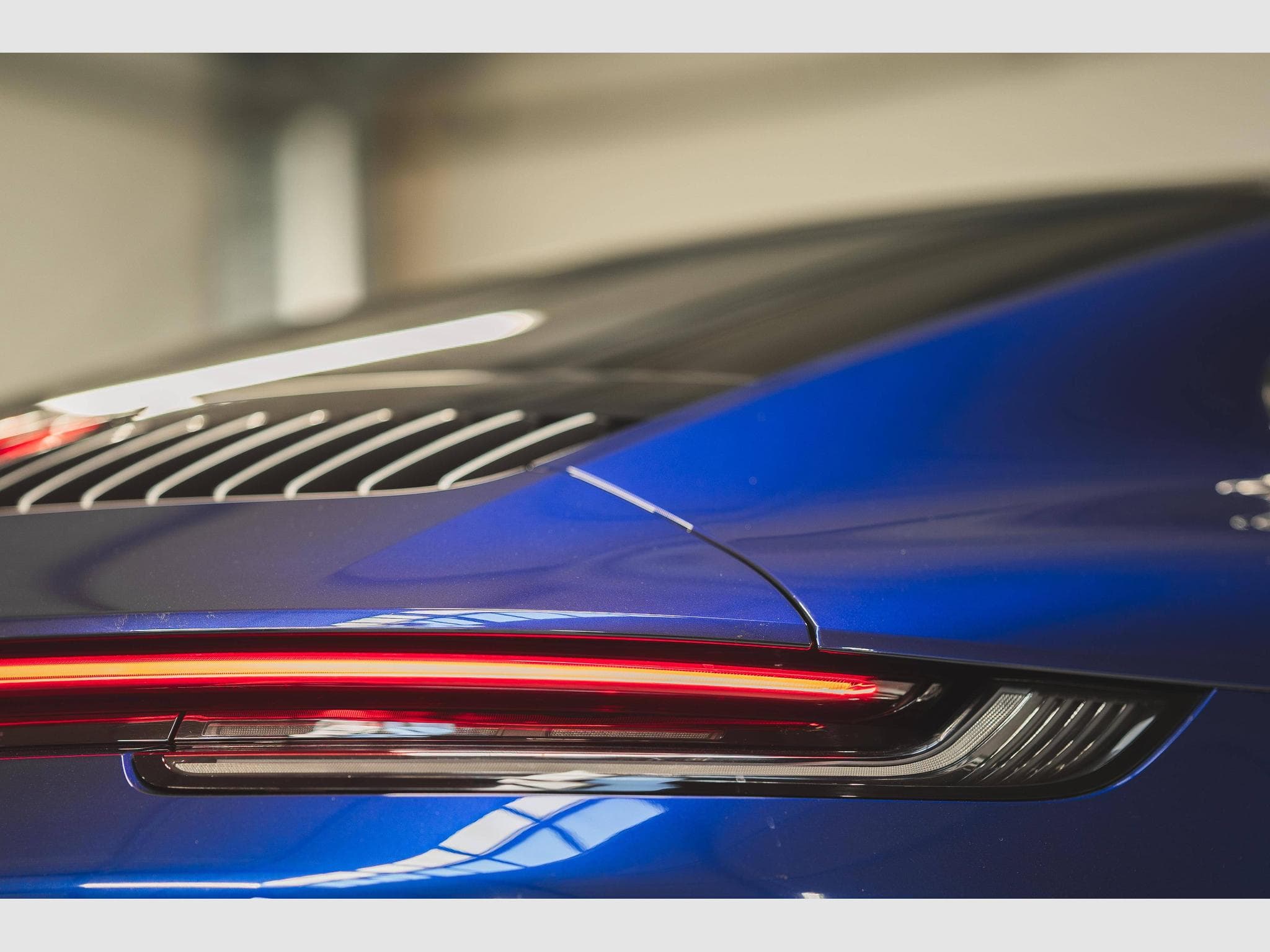Porsche 911 Carrera 4S - SportDesign – Toit Carbone – Bleu Gentiane – Ap (2019) - Photo 19