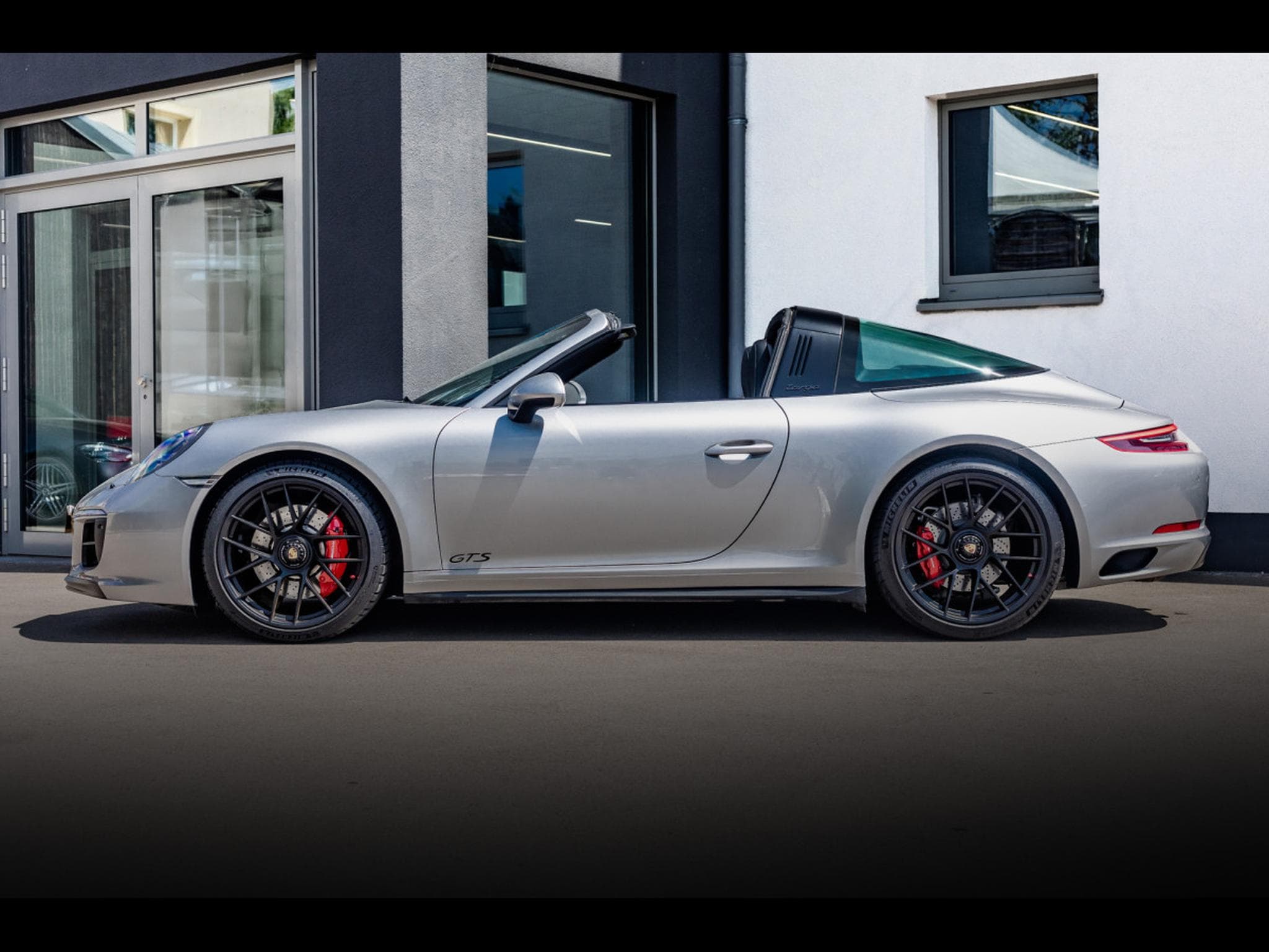Porsche 911 .2 911 TARGA 4 3.0 GTS PDK – GT-SILVER (2018) - Photo 2
