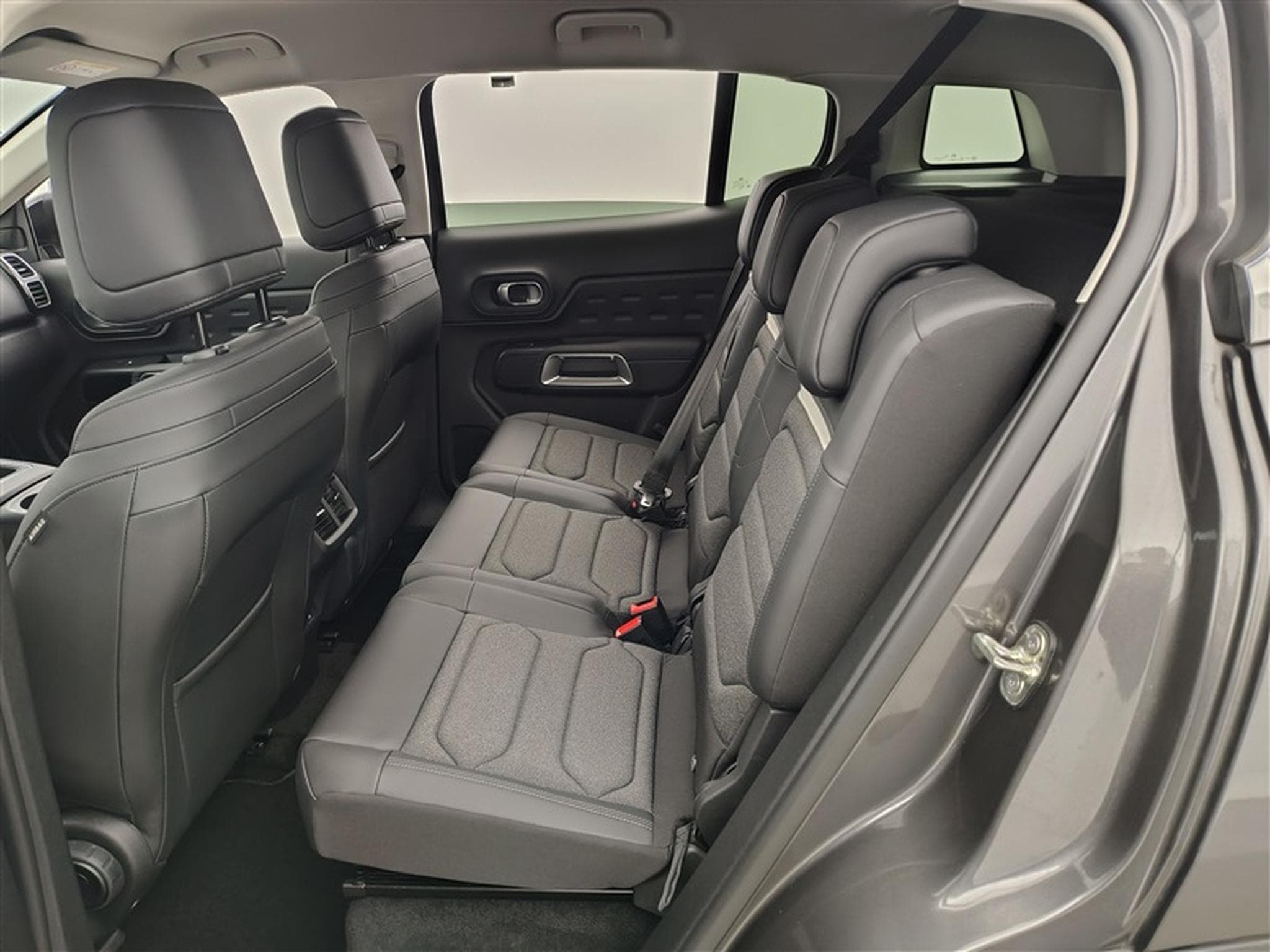 Citroen C5 Aircross 1.5 BlueHDi 130cv EAT8 PLUS NAVI / FULL LED / S-CUIR / JA 19 (2025) - Photo 13