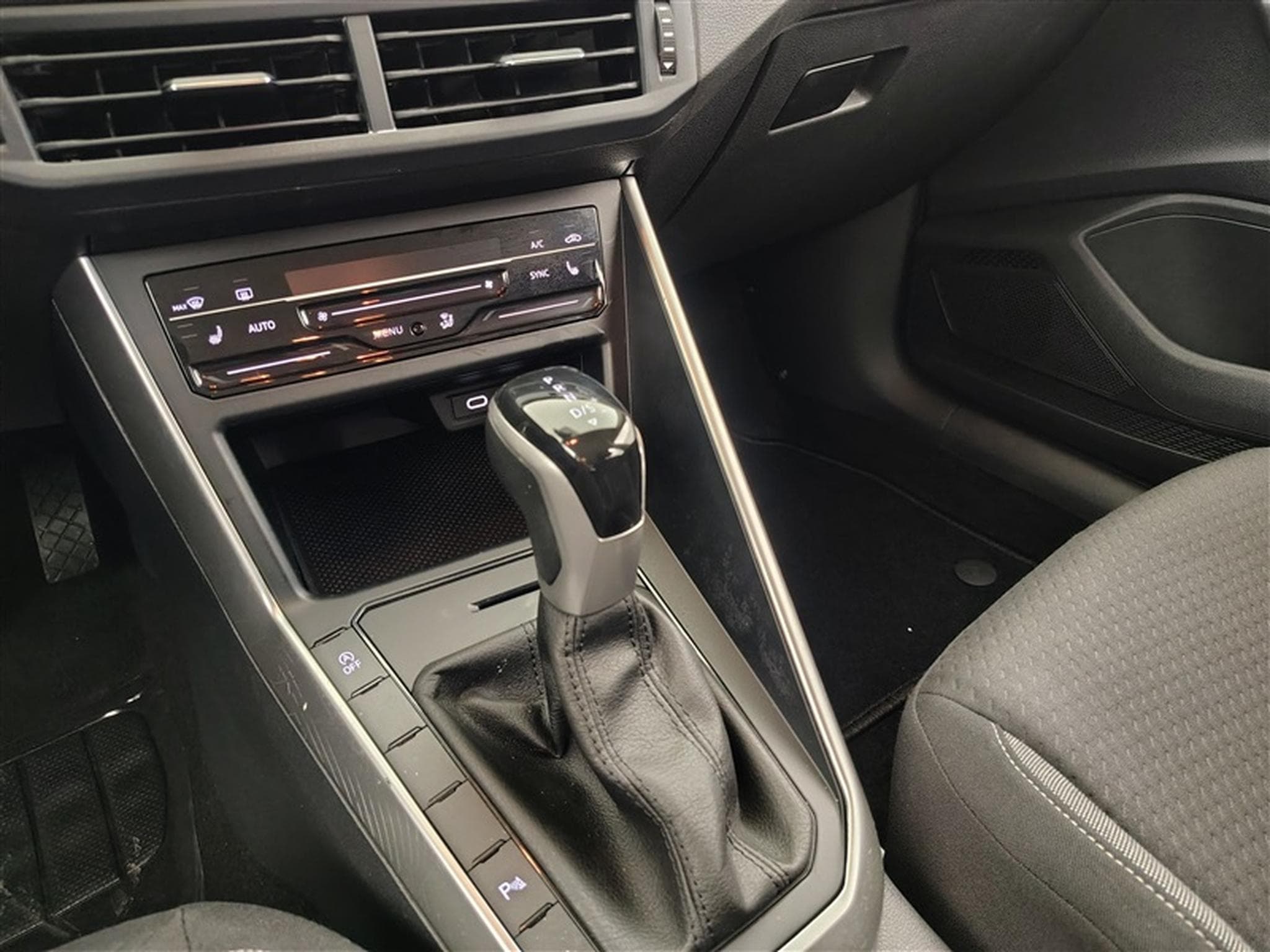 VW Polo 1.0 TSI 95Cv DSG CARPLAY / FULL LED / PDC AV-AR (2024) - Photo 12