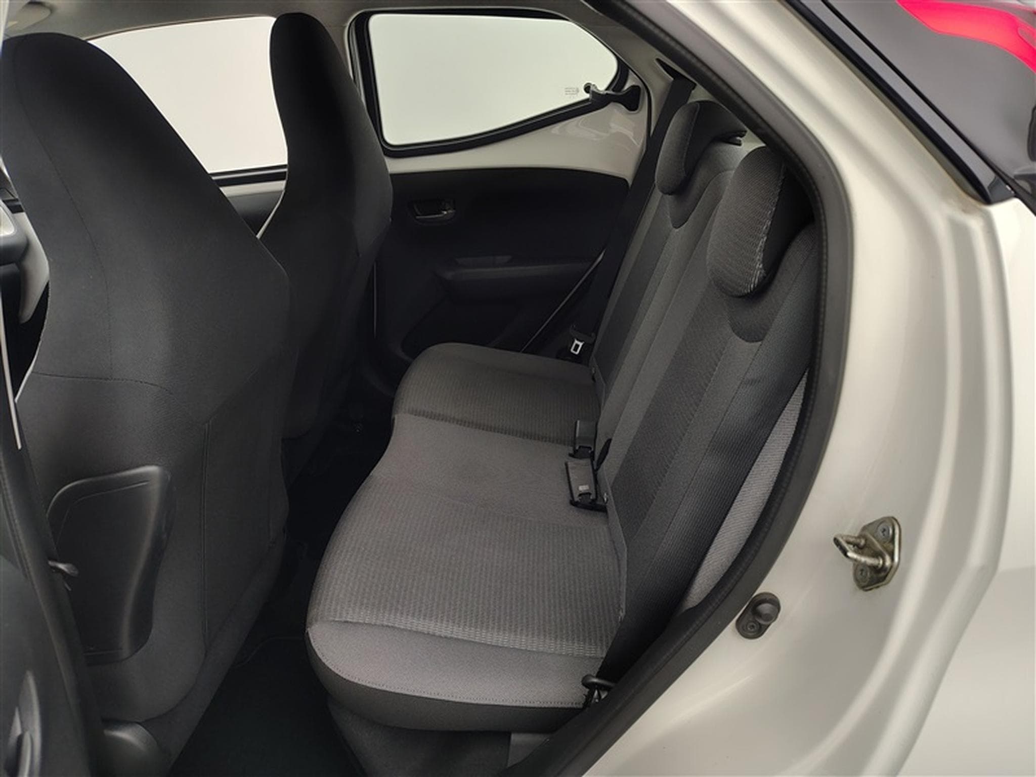 Toyota Aygo 1.0i VVT-i X-Play AUTO (2020) - Photo 13