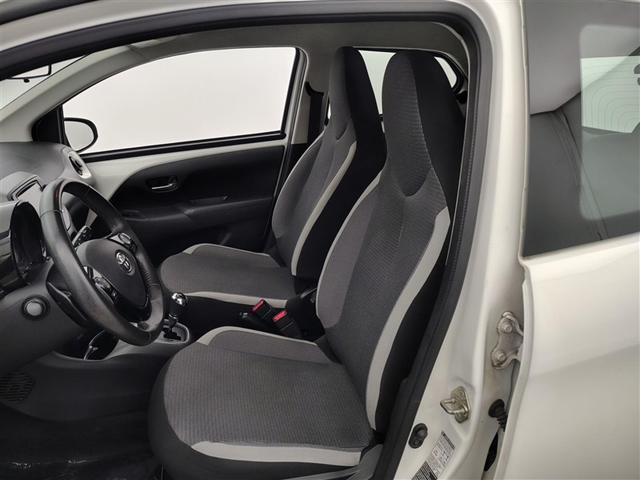 Toyota Aygo 1.0i VVT-i X-Play AUTO (2020) - Photo 7