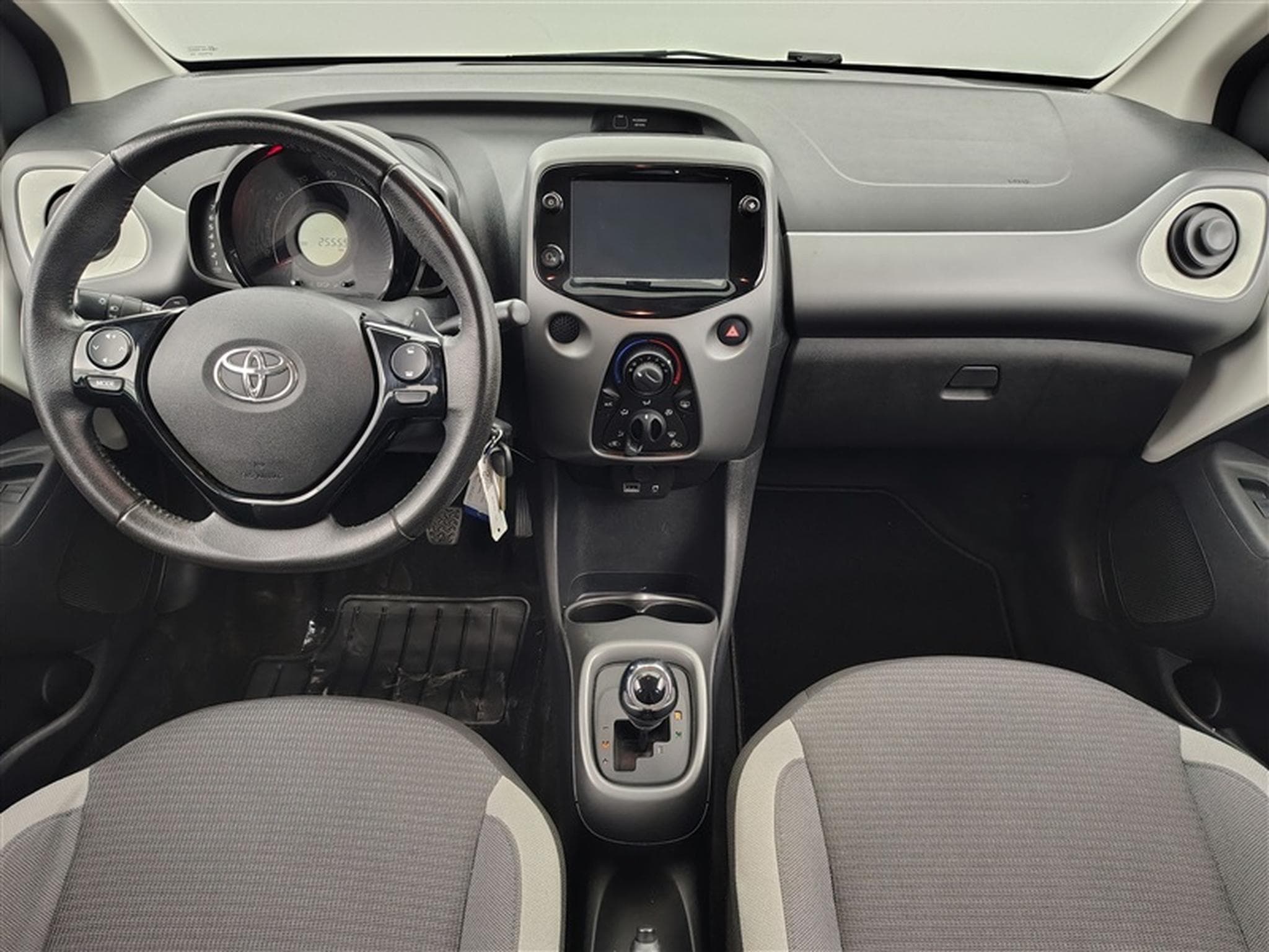 Toyota Aygo 1.0i VVT-i X-Play AUTO (2020) - Photo 8