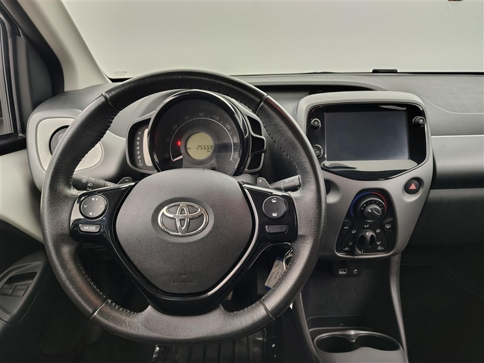 Toyota Aygo 1.0i VVT-i X-Play AUTO (2020) - Photo 9