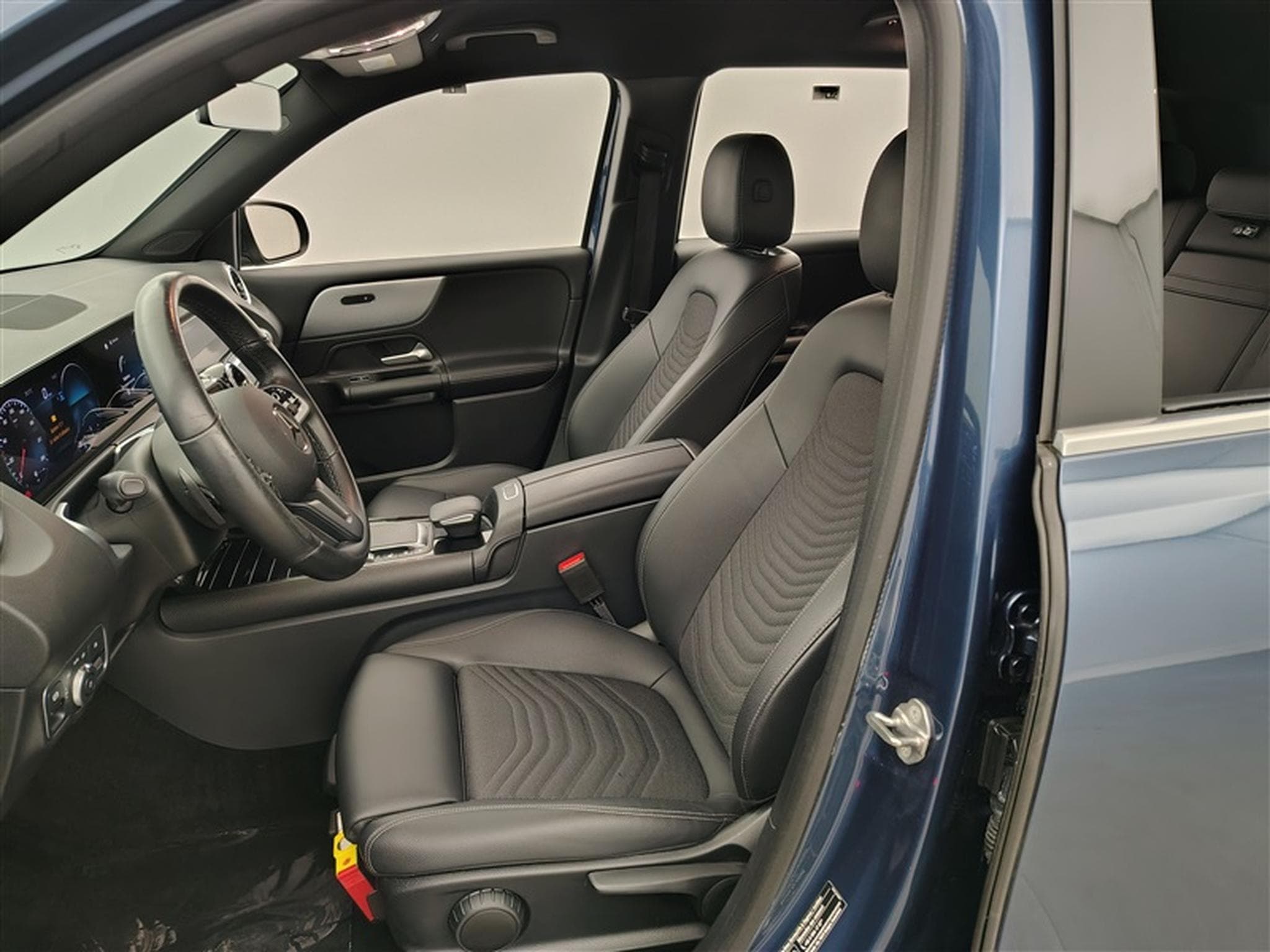 Mercedes GLB 180 180d Autom. Business Solution  S-CUIR / NAVI / FULL LED (2022) - Photo 6