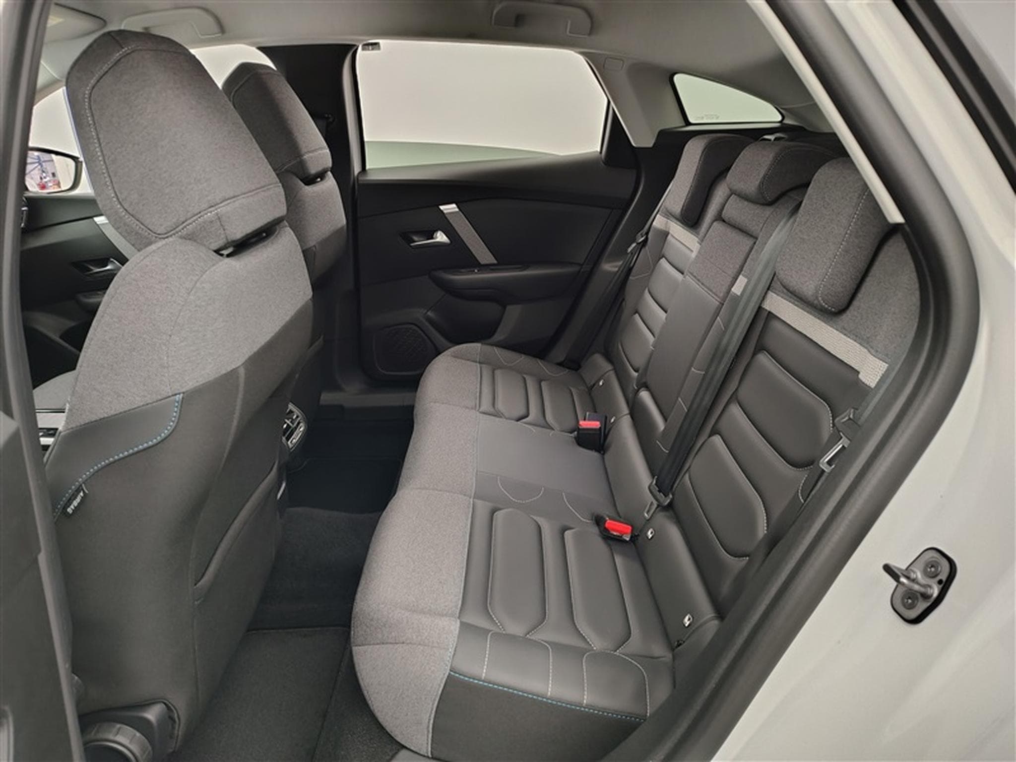 Citroen C4 1.2 PureTech Shine Pack CUIR/NAVI/FULL LED (2023) - Photo 13