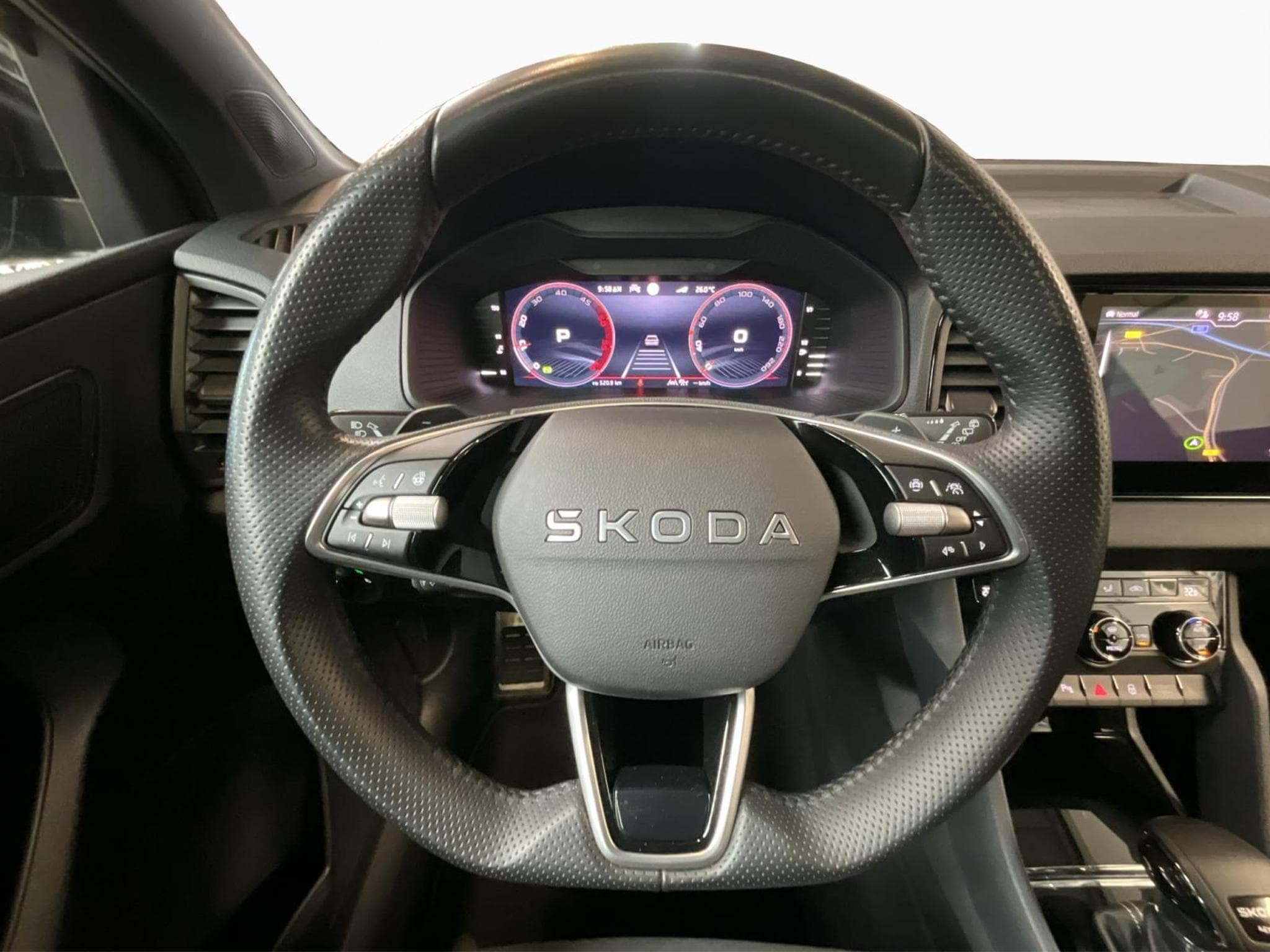 Skoda Karoq Sportline+DSG+4x4+Pano+AHK+Stand-H.+P.Travel-Ass. (2025) - Photo 10