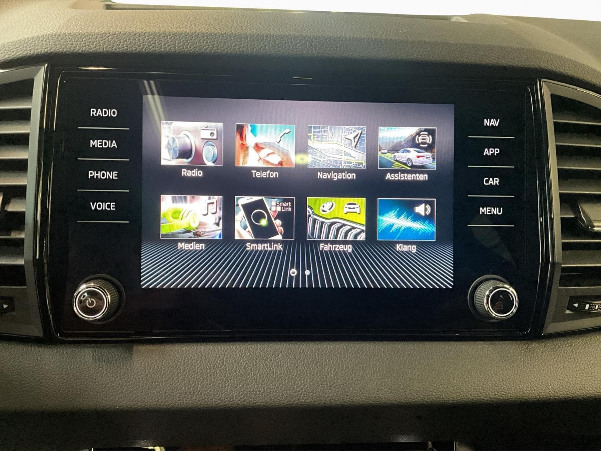 Skoda Karoq Sportline+DSG+4x4+Pano+AHK+Stand-H.+P.Travel-Ass. (2025) - Photo 13