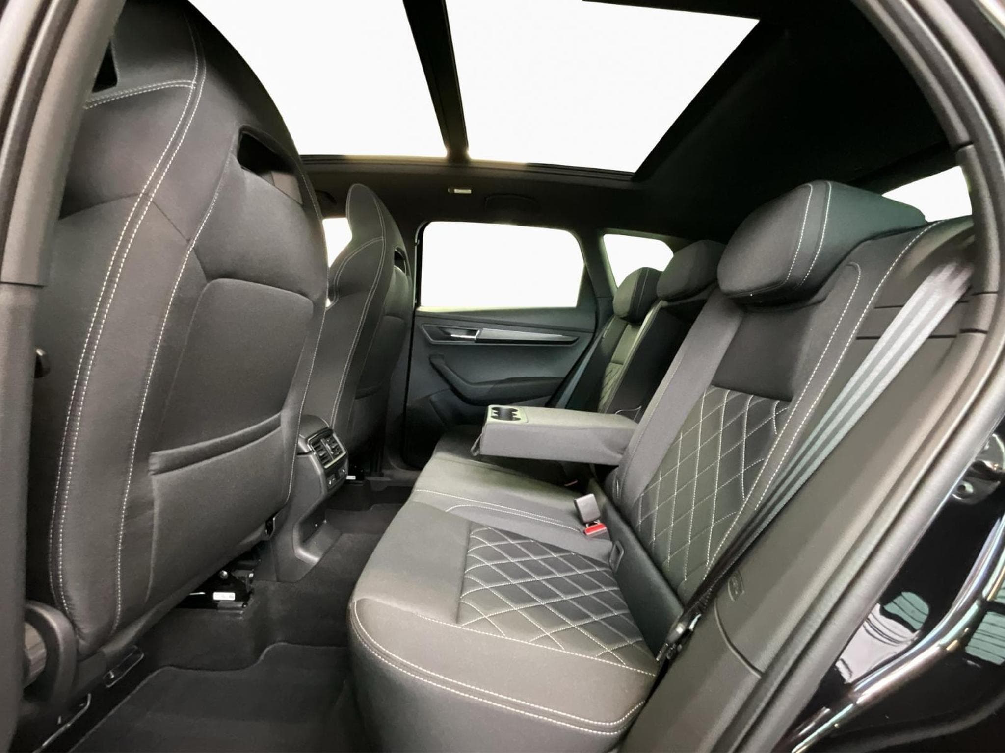 Skoda Karoq Sportline+DSG+4x4+Pano+AHK+Stand-H.+P.Travel-Ass. (2025) - Photo 16