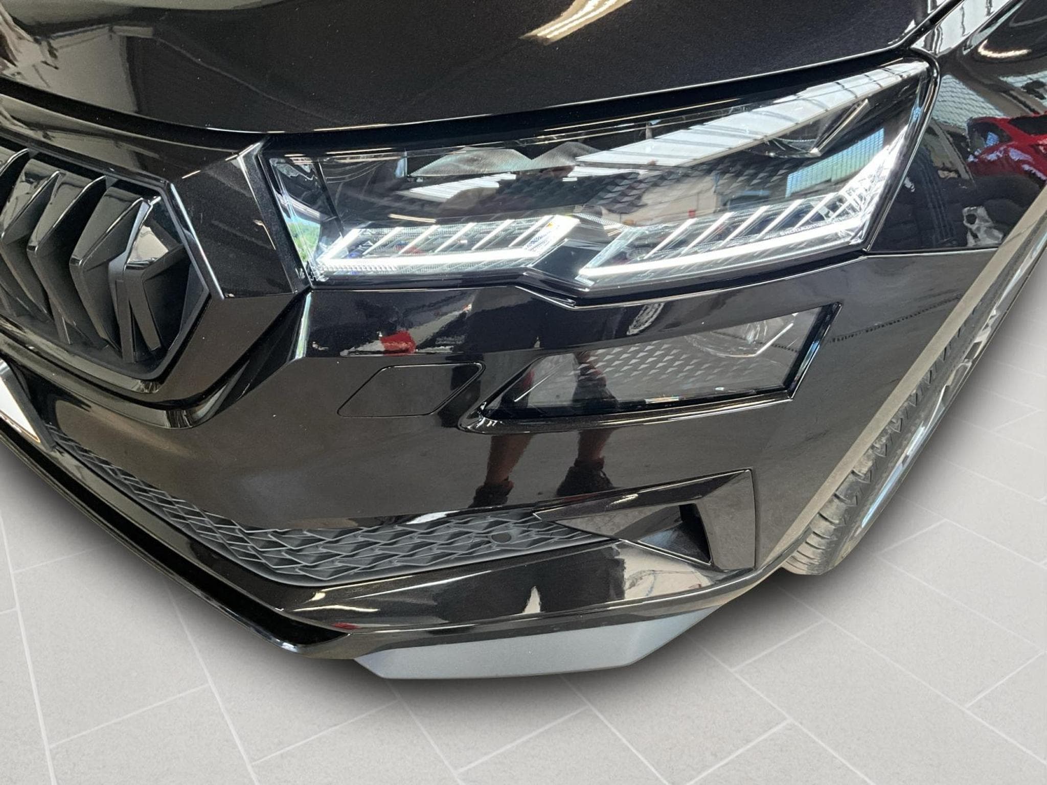 Skoda Karoq Sportline+DSG+4x4+Pano+AHK+Stand-H.+P.Travel-Ass. (2025) - Photo 18
