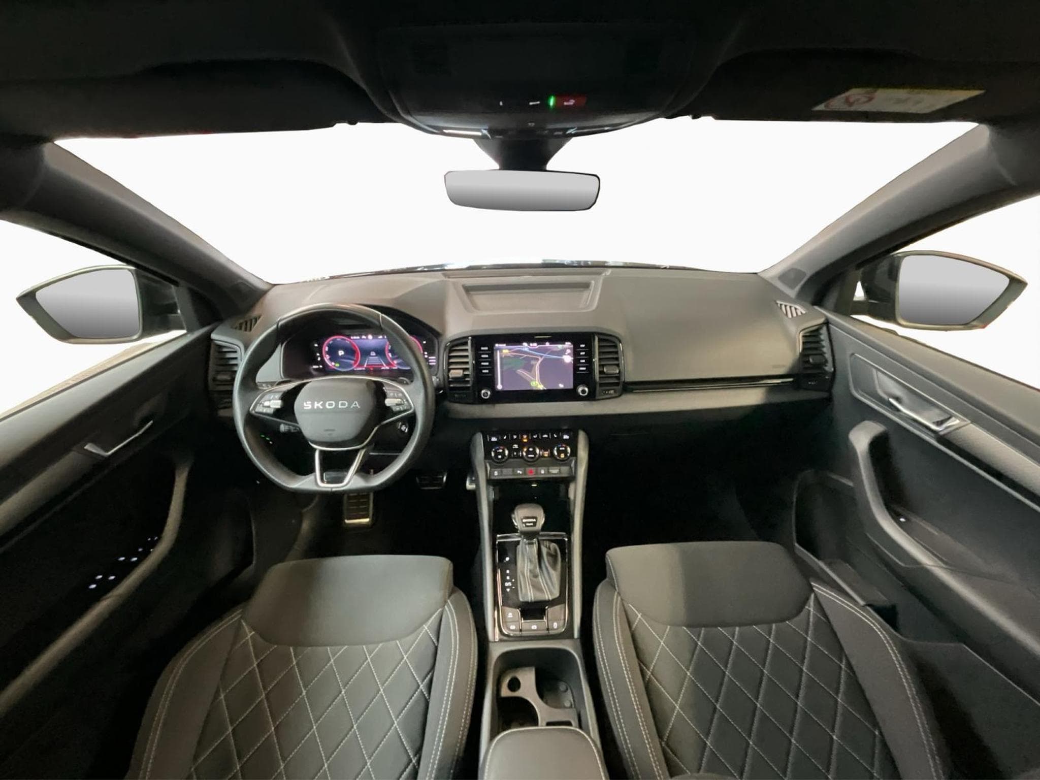 Skoda Karoq Sportline+DSG+4x4+Pano+AHK+Stand-H.+P.Travel-Ass. (2025) - Photo 2