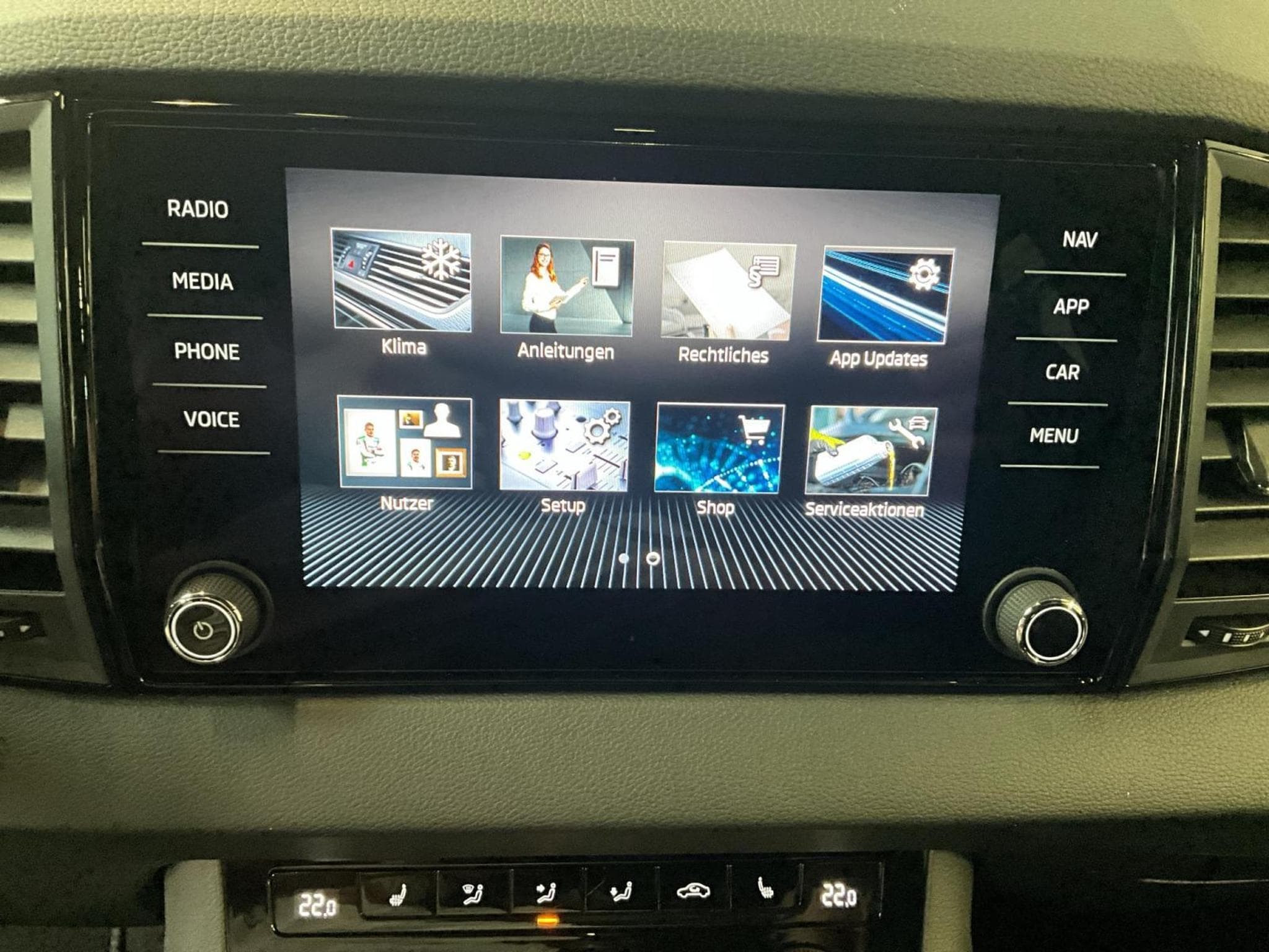 Skoda Karoq Sportline+DSG+4x4+Pano+AHK+Stand-H.+P.Travel-Ass. (2025) - Photo 21