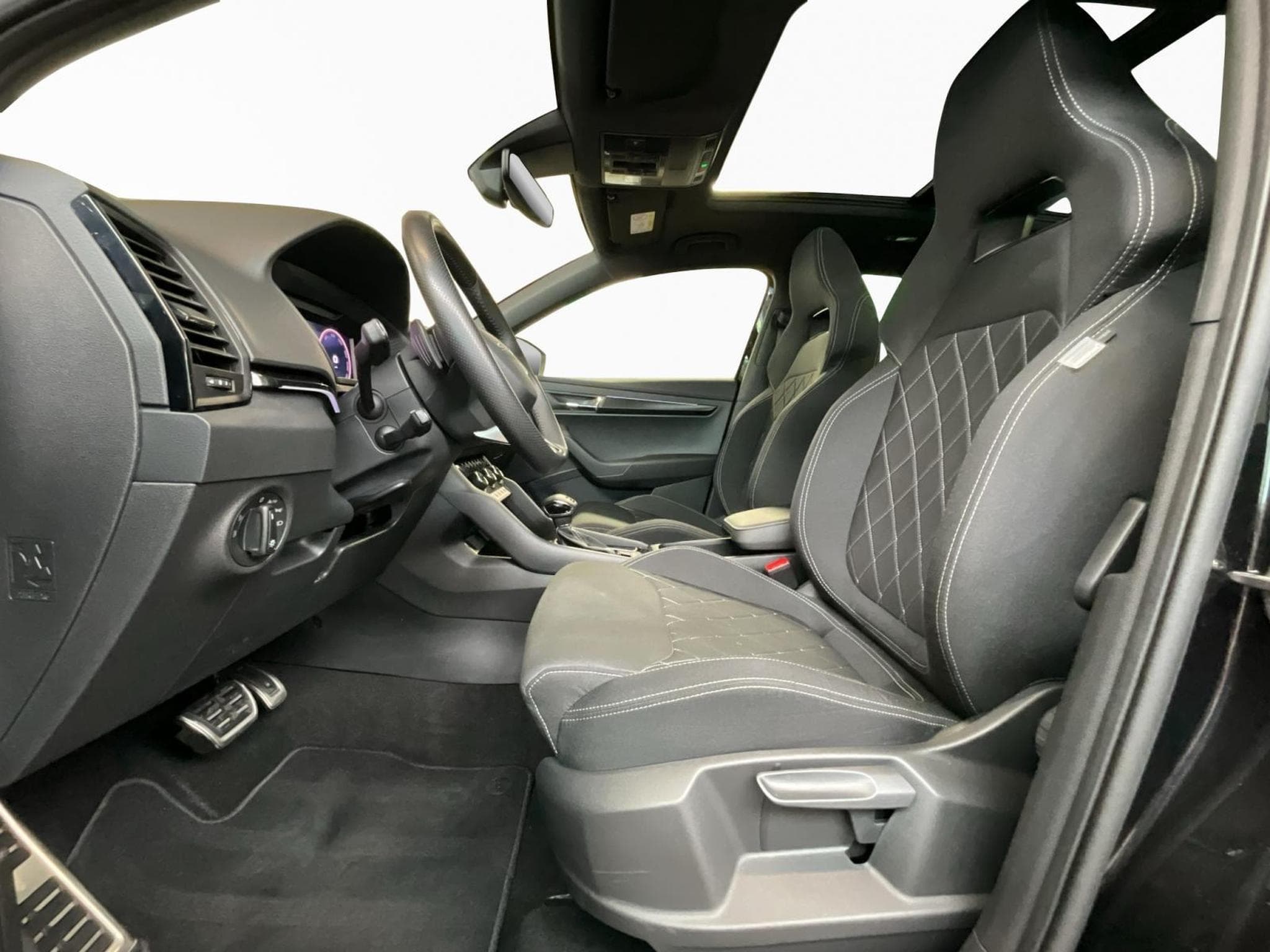 Skoda Karoq Sportline+DSG+4x4+Pano+AHK+Stand-H.+P.Travel-Ass. (2025) - Photo 9