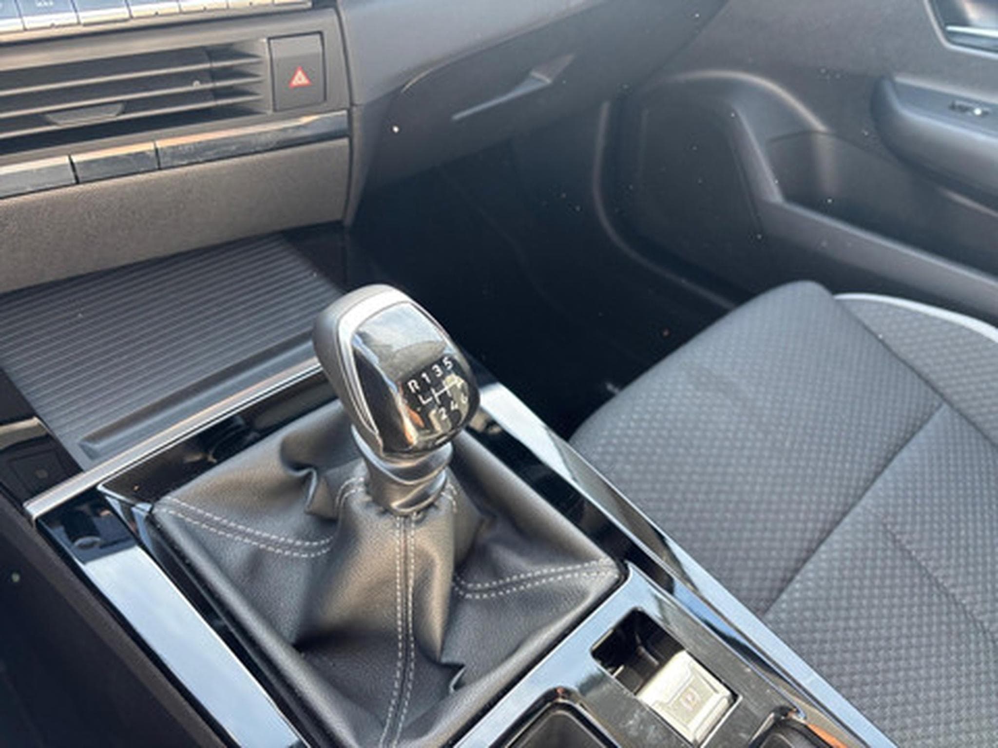 Opel Astra 1.2 L L Edition (2024) - Photo 10