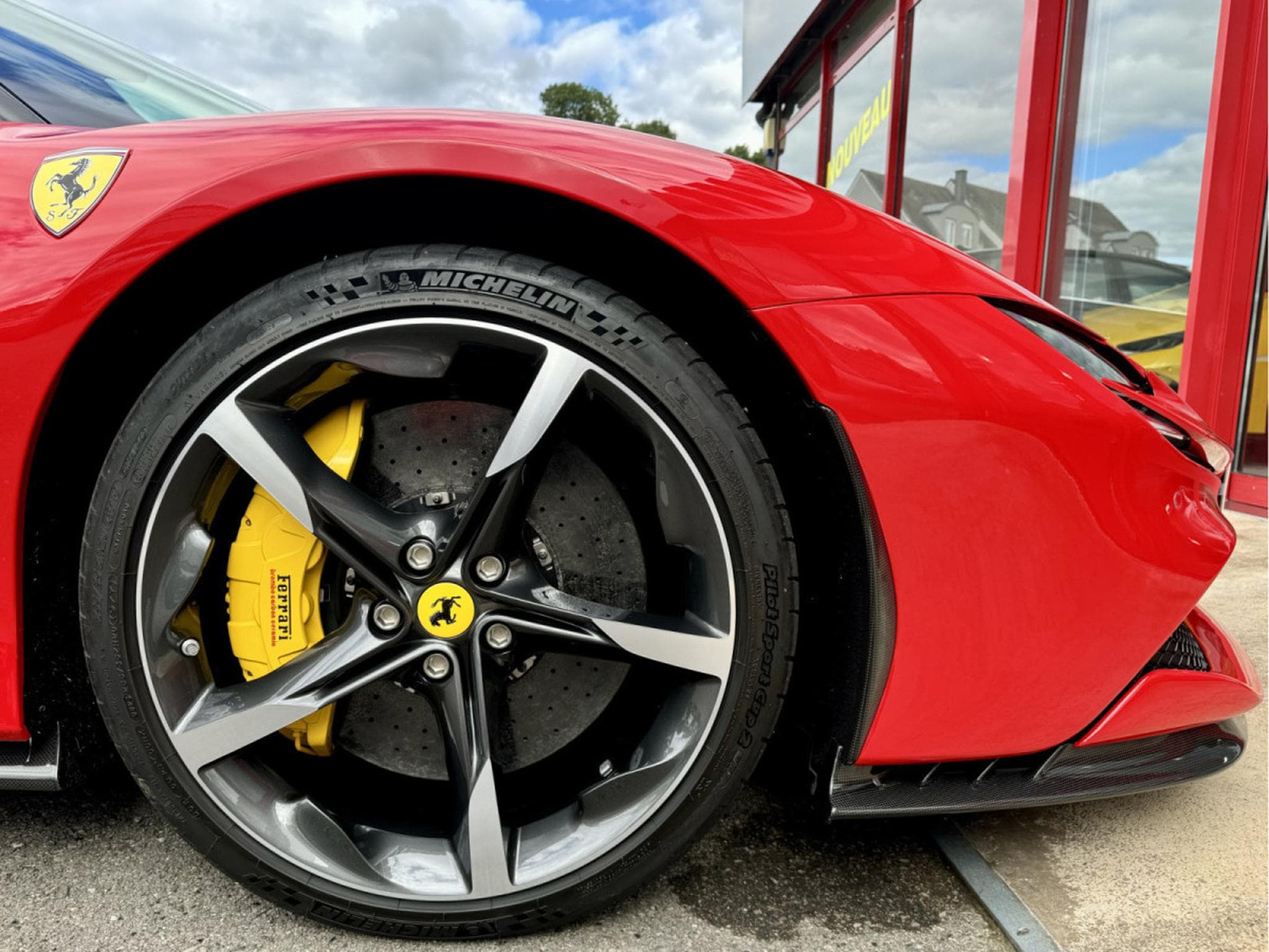 Ferrari SF90 REPRISES POSSIBLE ... INZAHLUNGEN MÖGLICH Full options Great (2023) - Photo 24