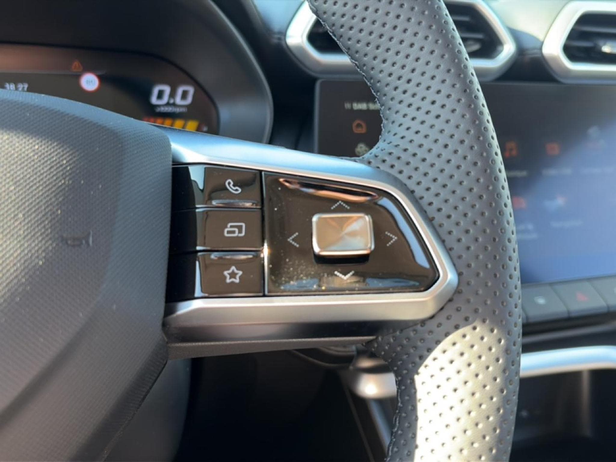 Mg Motor ZS 1.5 HYBRID+ 197 LUXURY (2026) - Photo 18