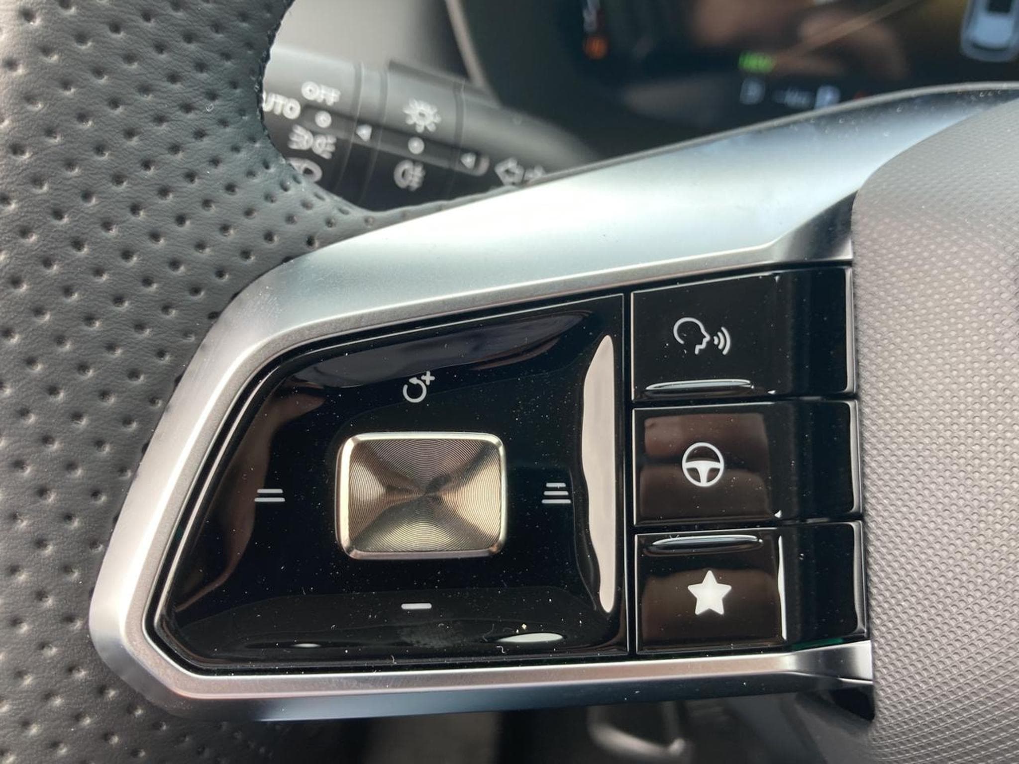 Mg Motor ZS 1.5 HYBRID+ 197 LUXURY (2026) - Photo 16