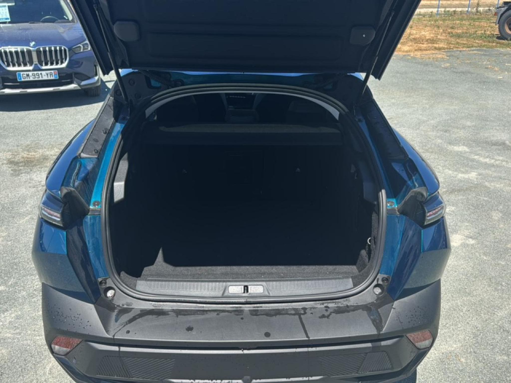 Peugeot 408 HYBRID 145 ALLURE E-DCS6 (2025) - Photo 9