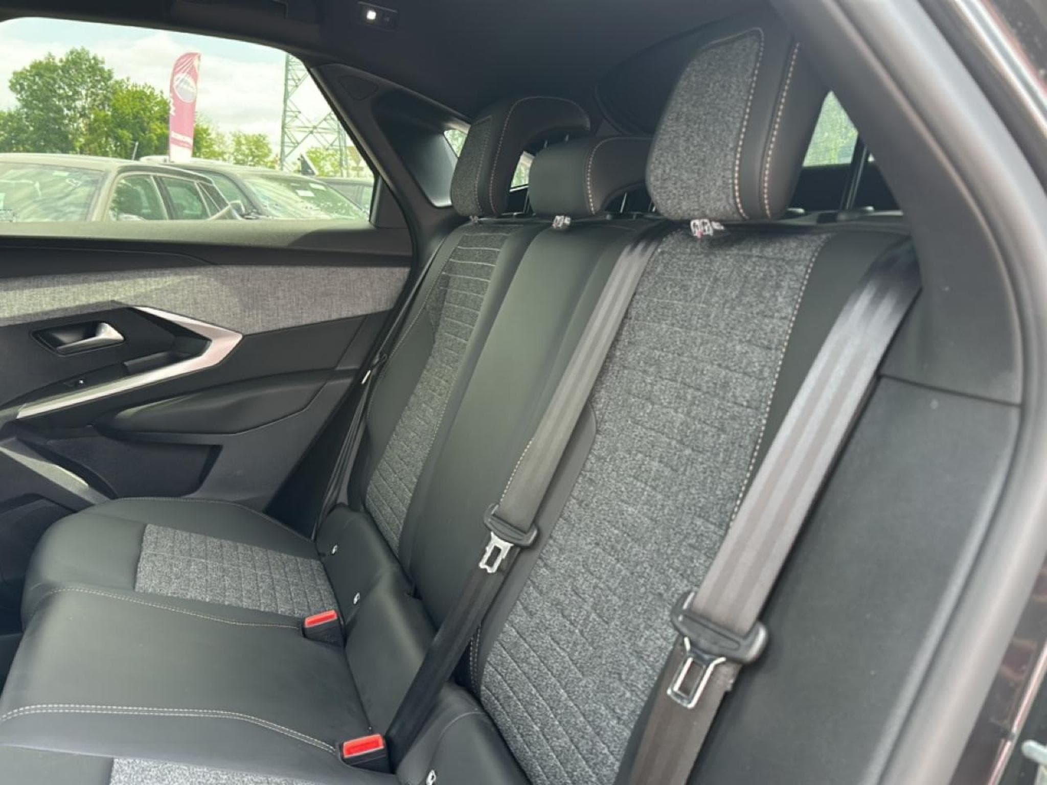 Peugeot 3008 1.2 HYBRID 145 ALLURE E-DCS6 (2025) - Photo 11