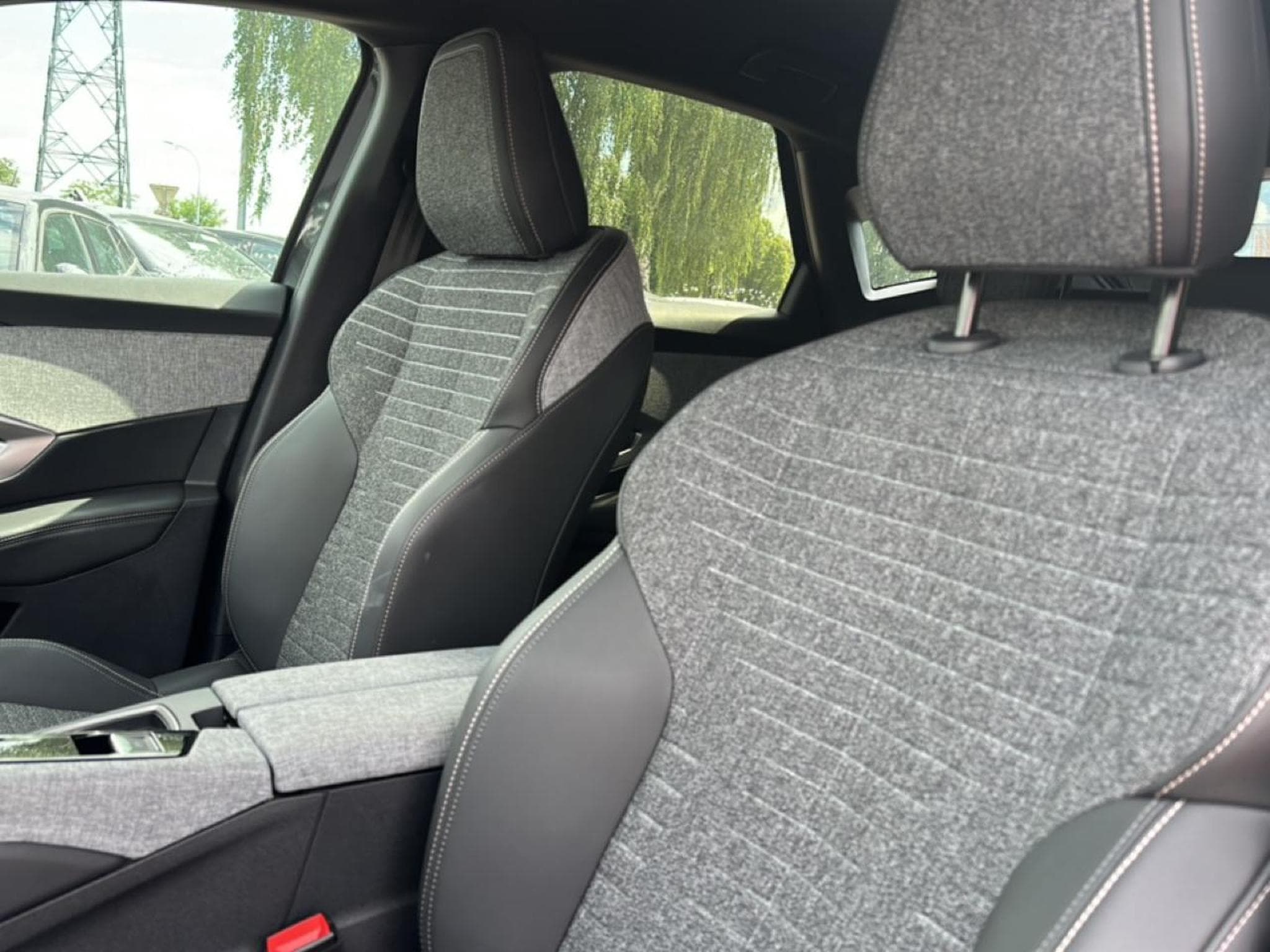 Peugeot 3008 1.2 HYBRID 145 ALLURE E-DCS6 (2025) - Photo 14