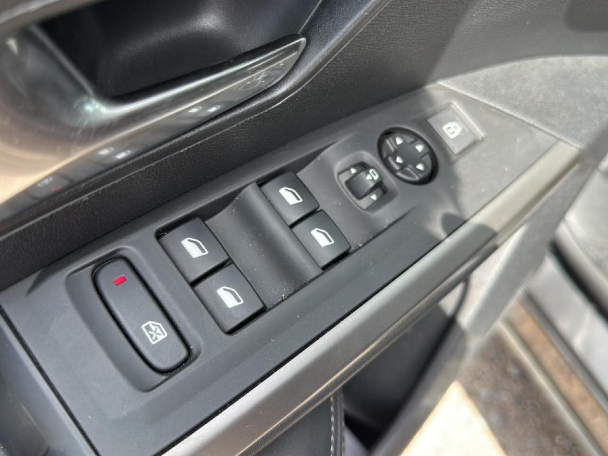 Peugeot 3008 1.2 HYBRID 145 ALLURE E-DCS6 (2025) - Photo 15