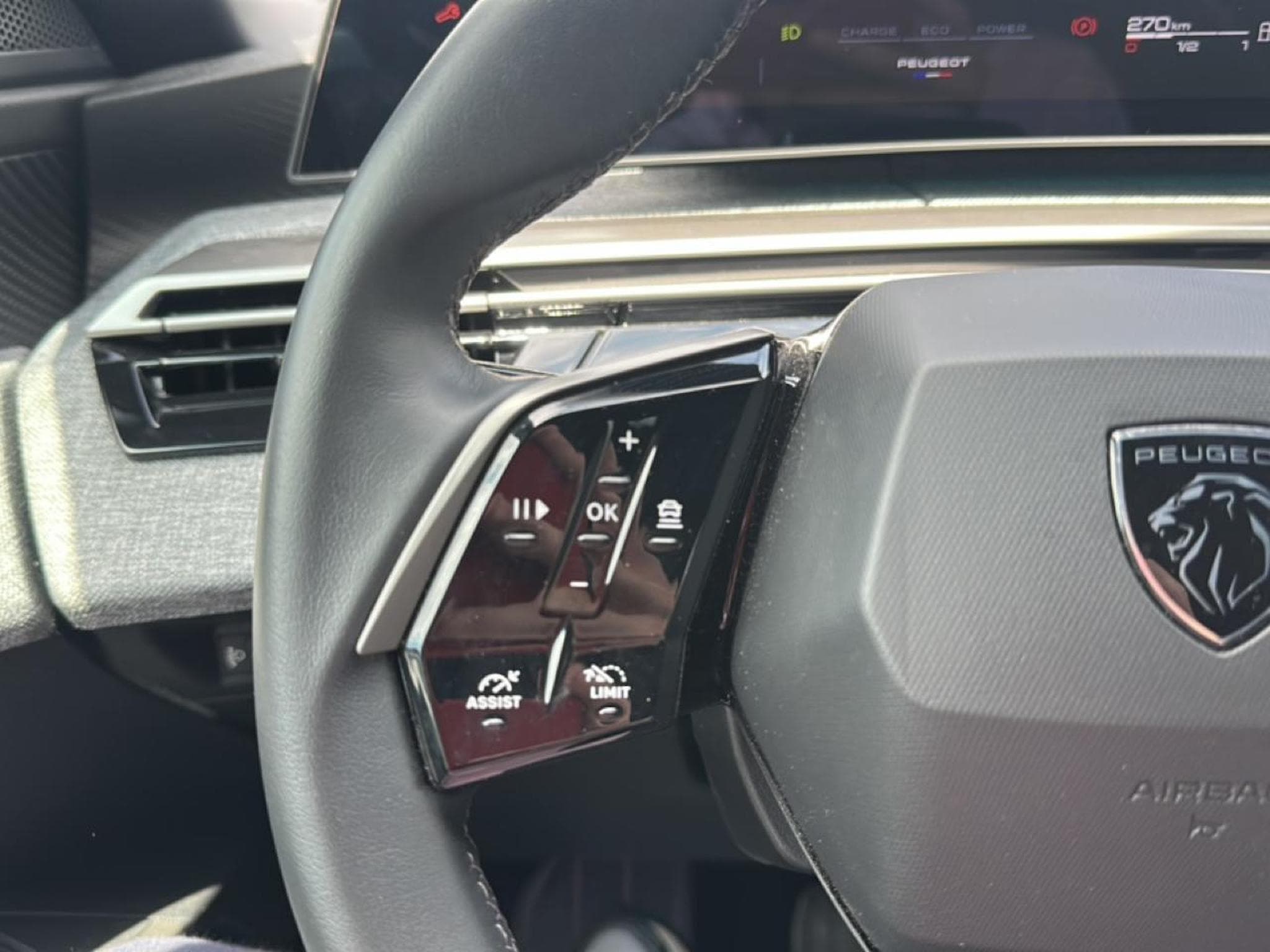 Peugeot 3008 1.2 HYBRID 145 ALLURE E-DCS6 (2025) - Photo 19