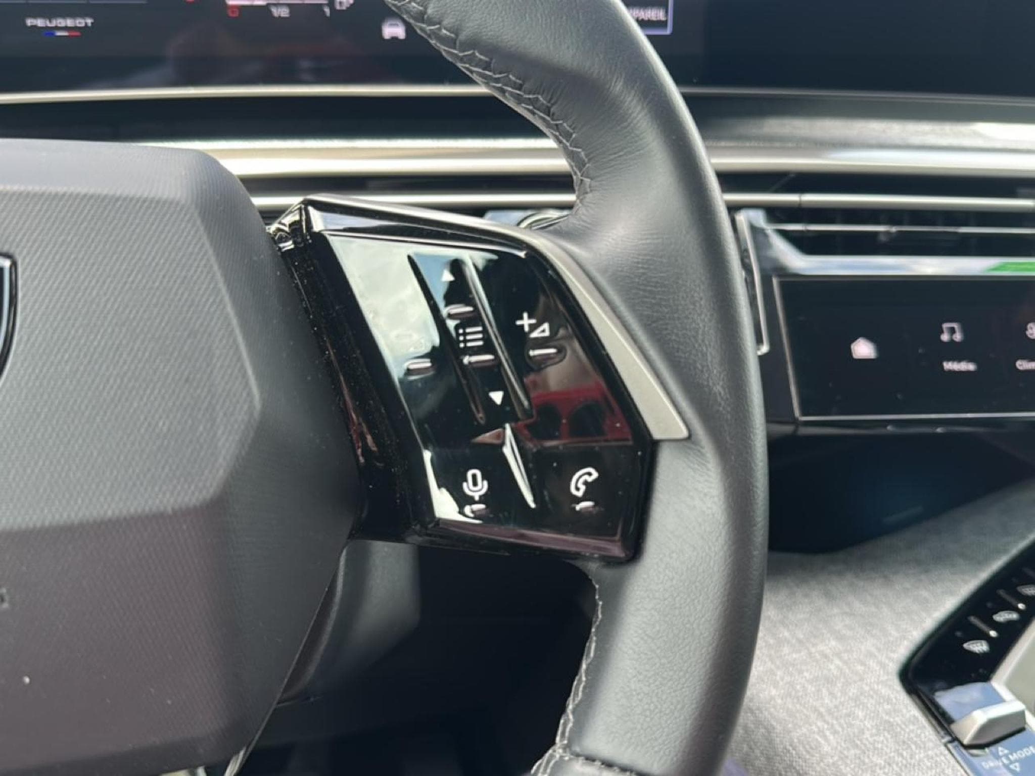 Peugeot 3008 1.2 HYBRID 145 ALLURE E-DCS6 (2025) - Photo 20