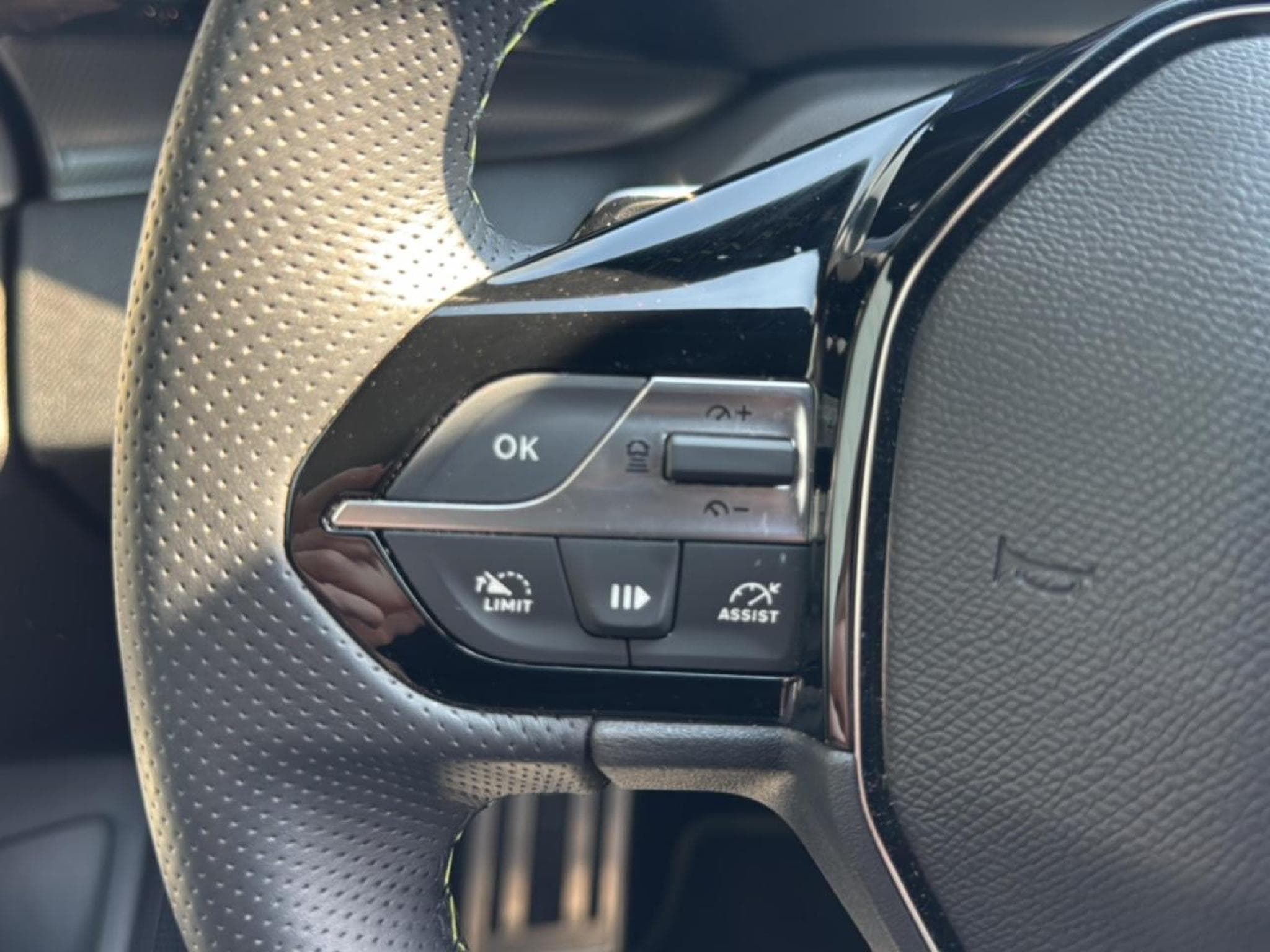 Peugeot 308 1.2 HYBRID 145 GT E-DCS6 (2025) - Photo 19