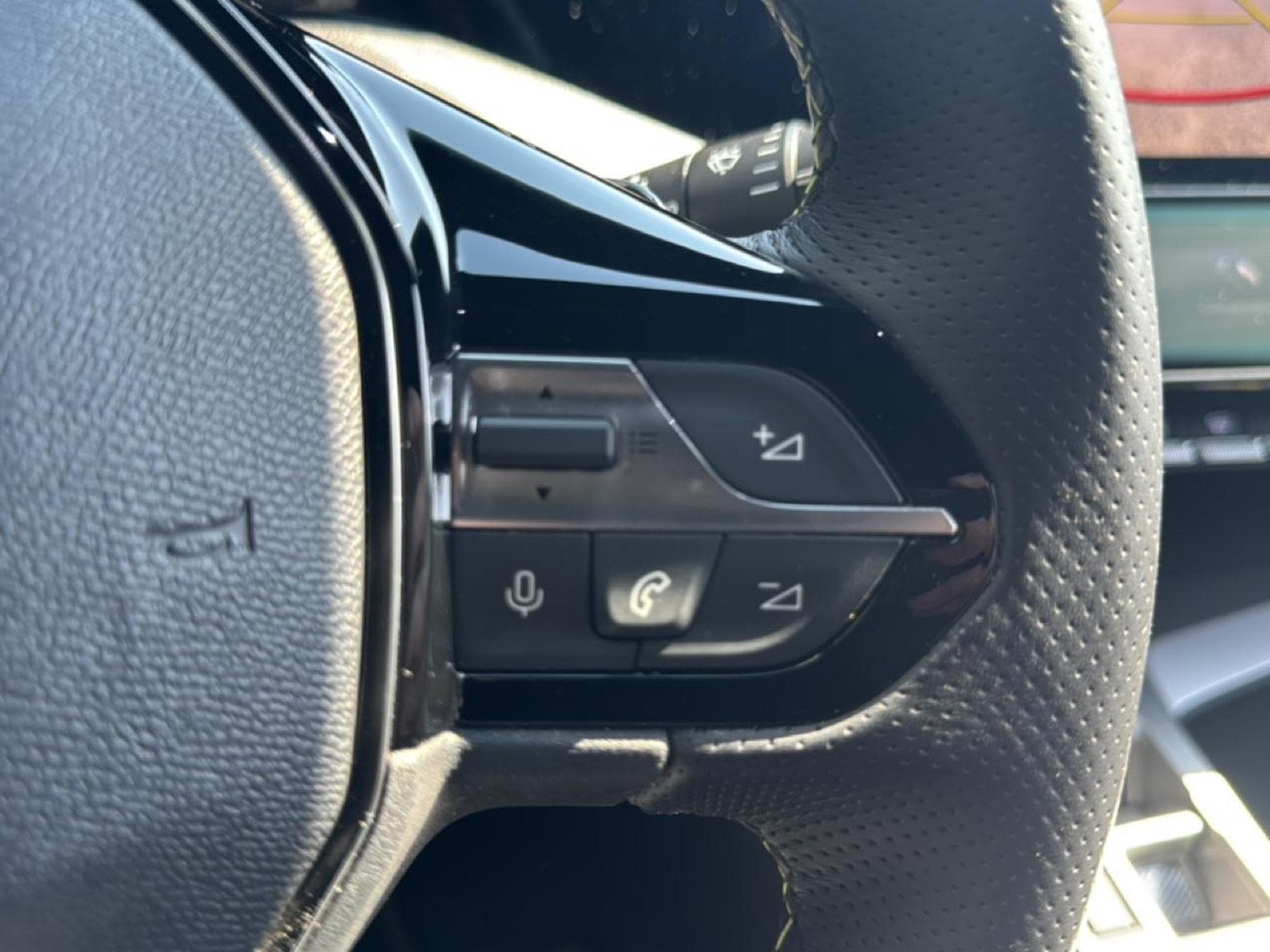 Peugeot 308 1.2 HYBRID 145 GT E-DCS6 (2025) - Photo 20