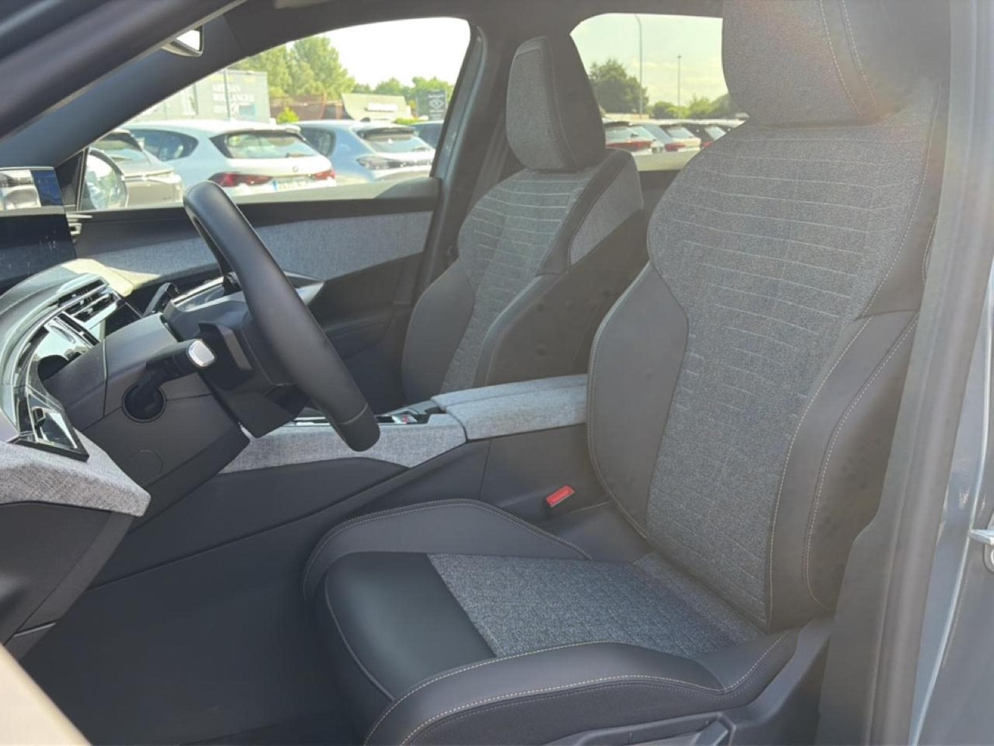 Peugeot 3008 1.2 HYBRID 145 ALLURE E-DCS6 (2025) - Photo 11