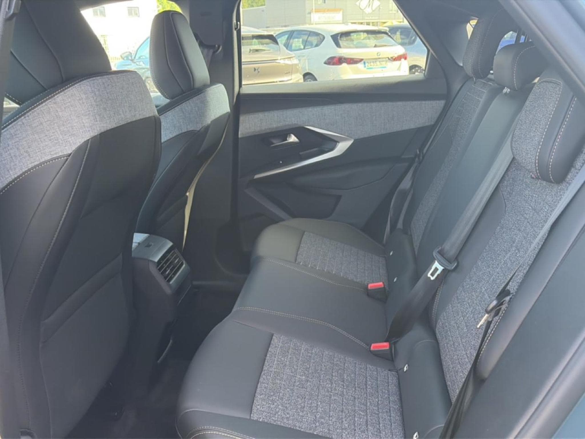 Peugeot 3008 1.2 HYBRID 145 ALLURE E-DCS6 (2025) - Photo 12