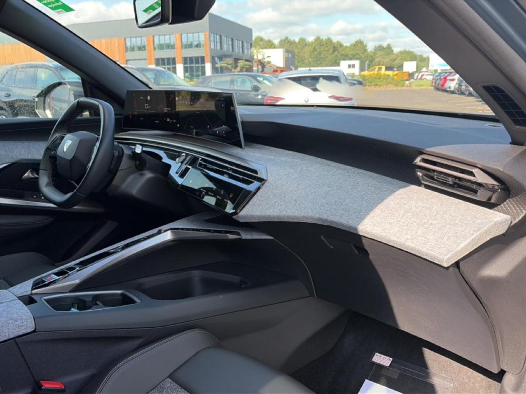 Peugeot 3008 1.2 HYBRID 145 ALLURE E-DCS6 (2025) - Photo 13