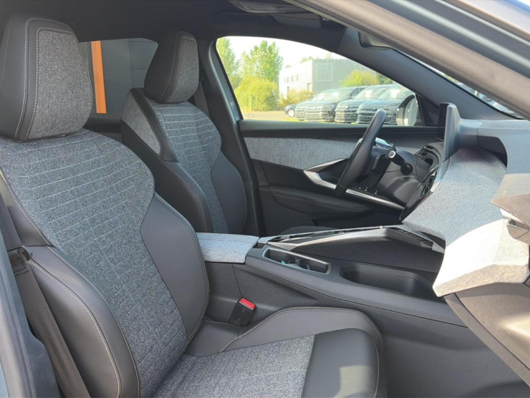 Peugeot 3008 1.2 HYBRID 145 ALLURE E-DCS6 (2025) - Photo 14