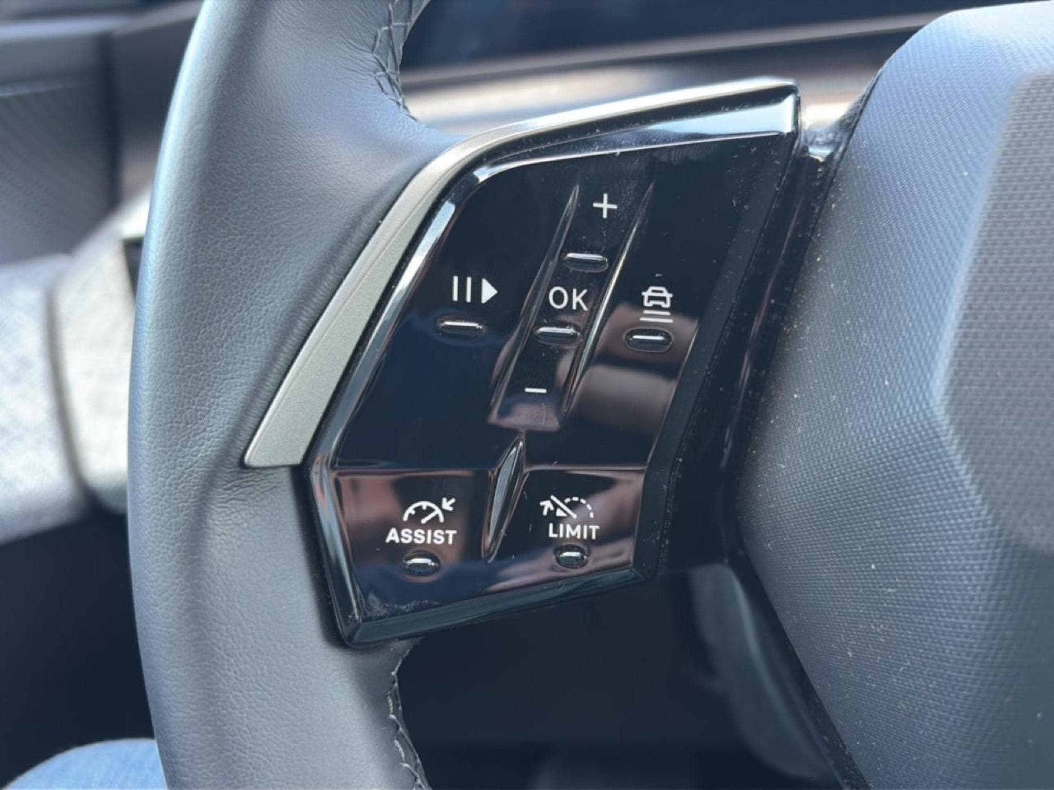 Peugeot 3008 1.2 HYBRID 145 ALLURE E-DCS6 (2025) - Photo 17
