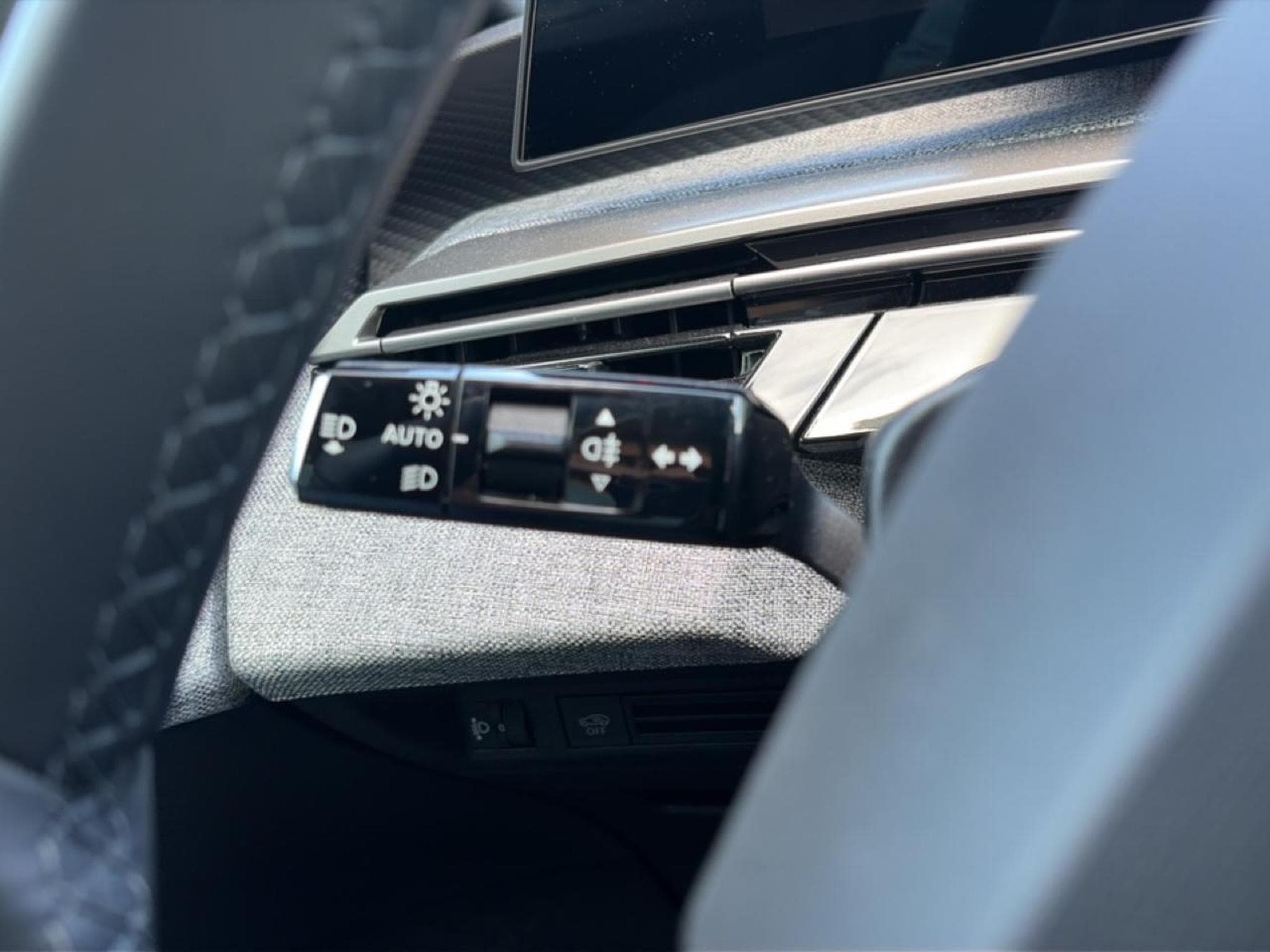 Peugeot 3008 1.2 HYBRID 145 ALLURE E-DCS6 (2025) - Photo 19