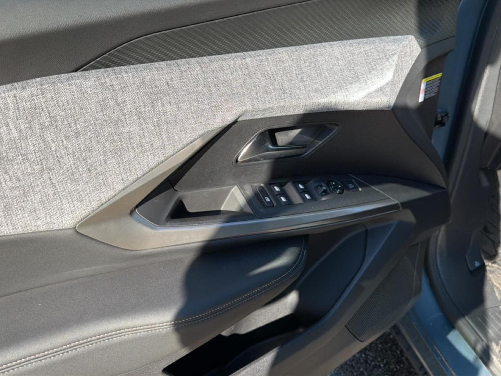 Peugeot 3008 1.2 HYBRID 145 ALLURE E-DCS6 (2025) - Photo 11