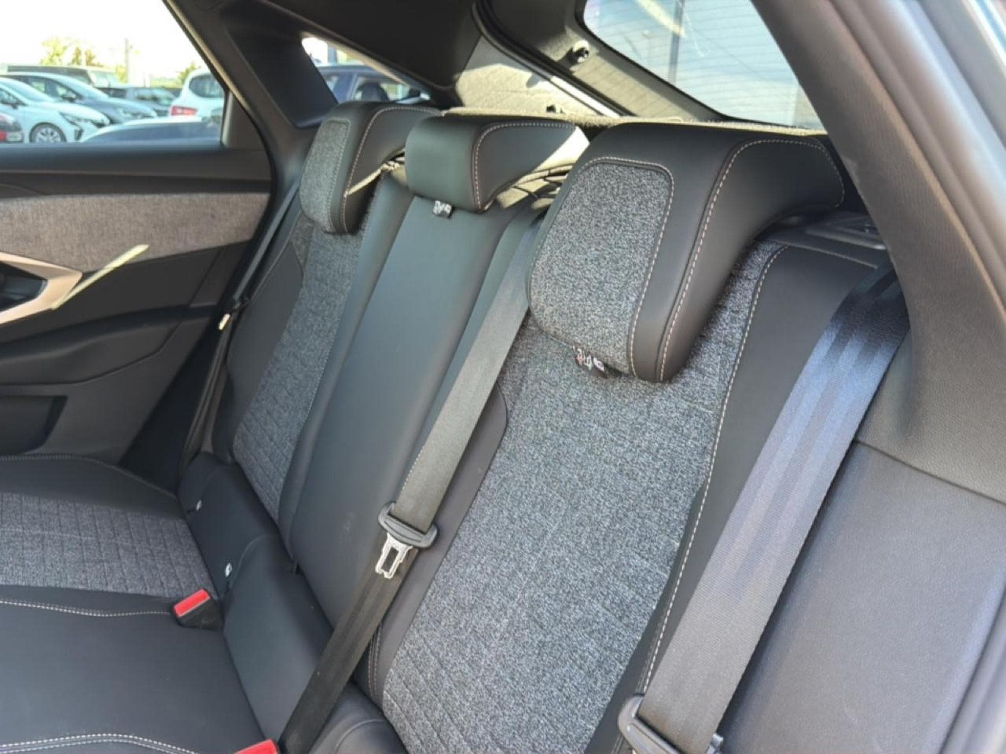 Peugeot 3008 1.2 HYBRID 145 ALLURE E-DCS6 (2025) - Photo 16