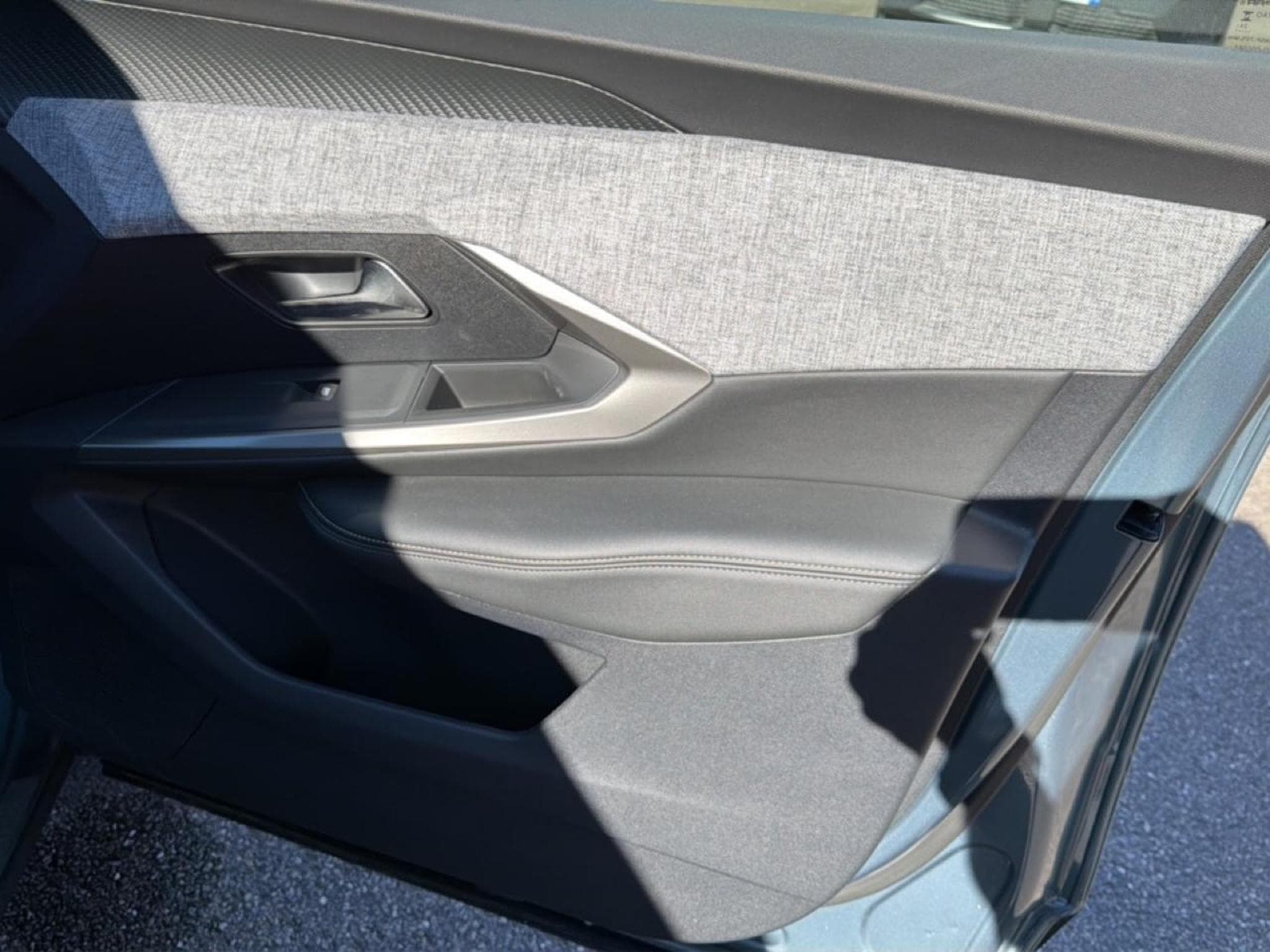 Peugeot 3008 1.2 HYBRID 145 ALLURE E-DCS6 (2025) - Photo 17
